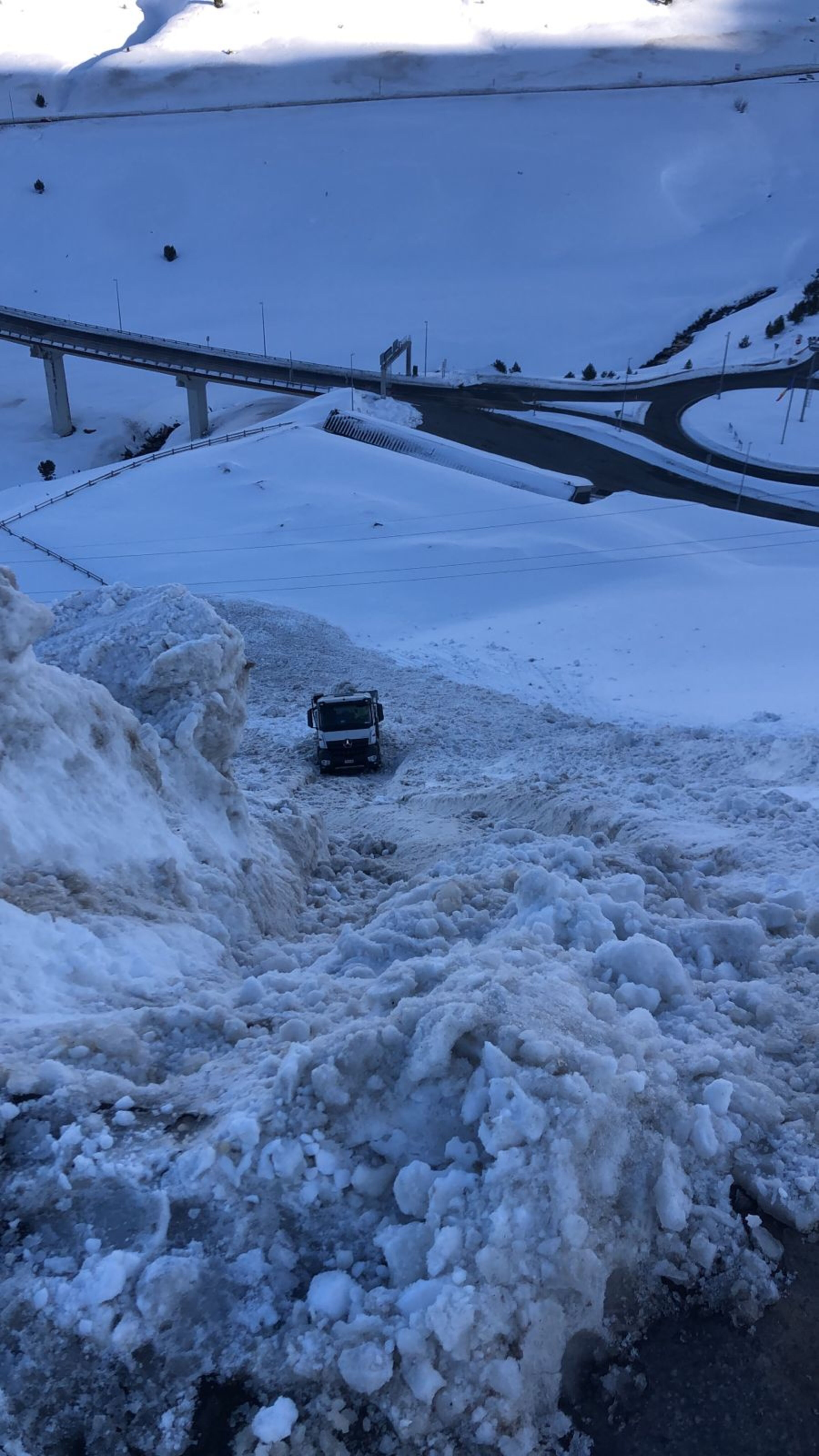 El camió vist des del capdamunt del 'trampolí'.