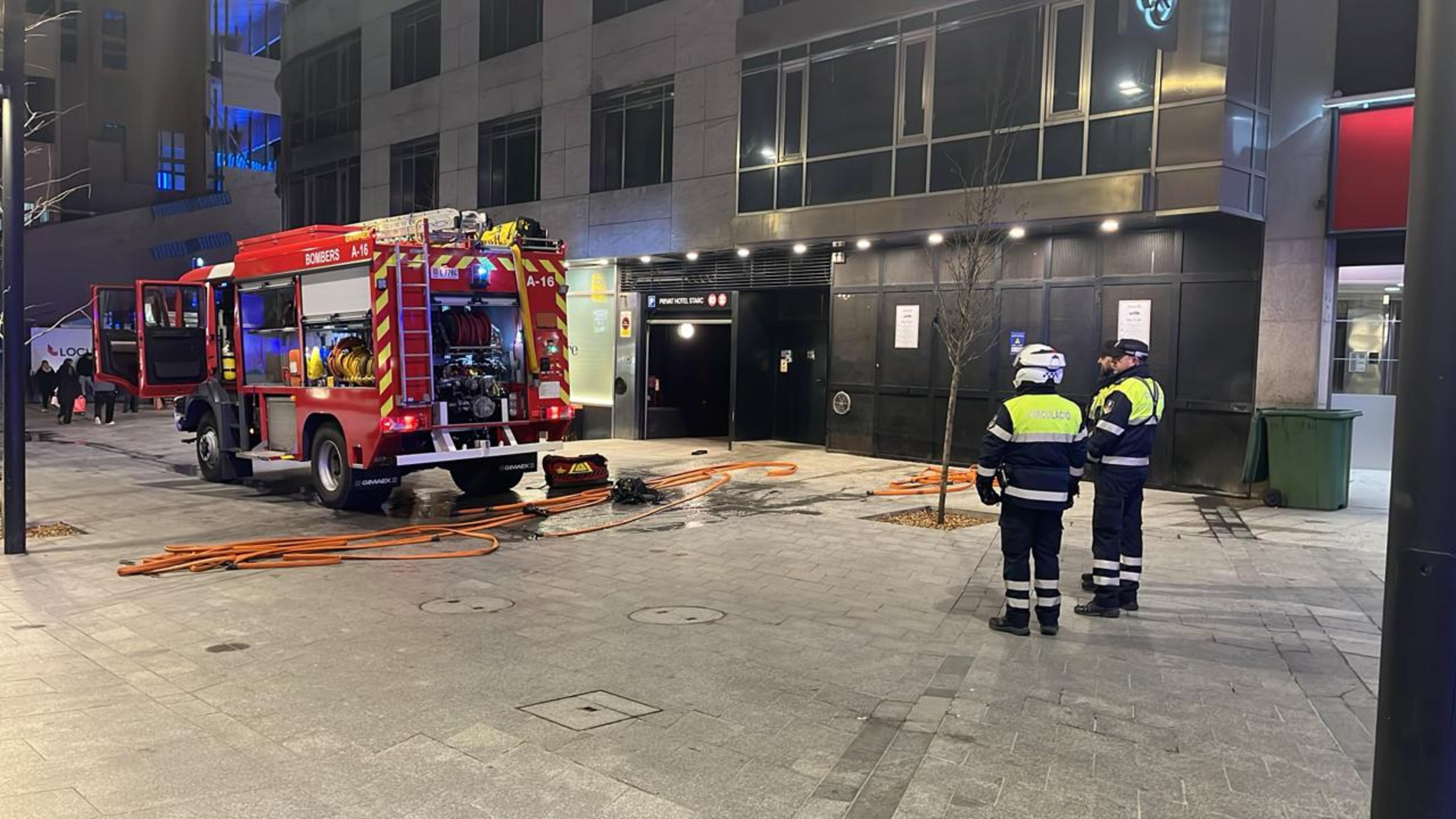 Bombers i agents de circulació en el lloc de l'actuació. Bombers i agents de circulació en el lloc de l'actuació.