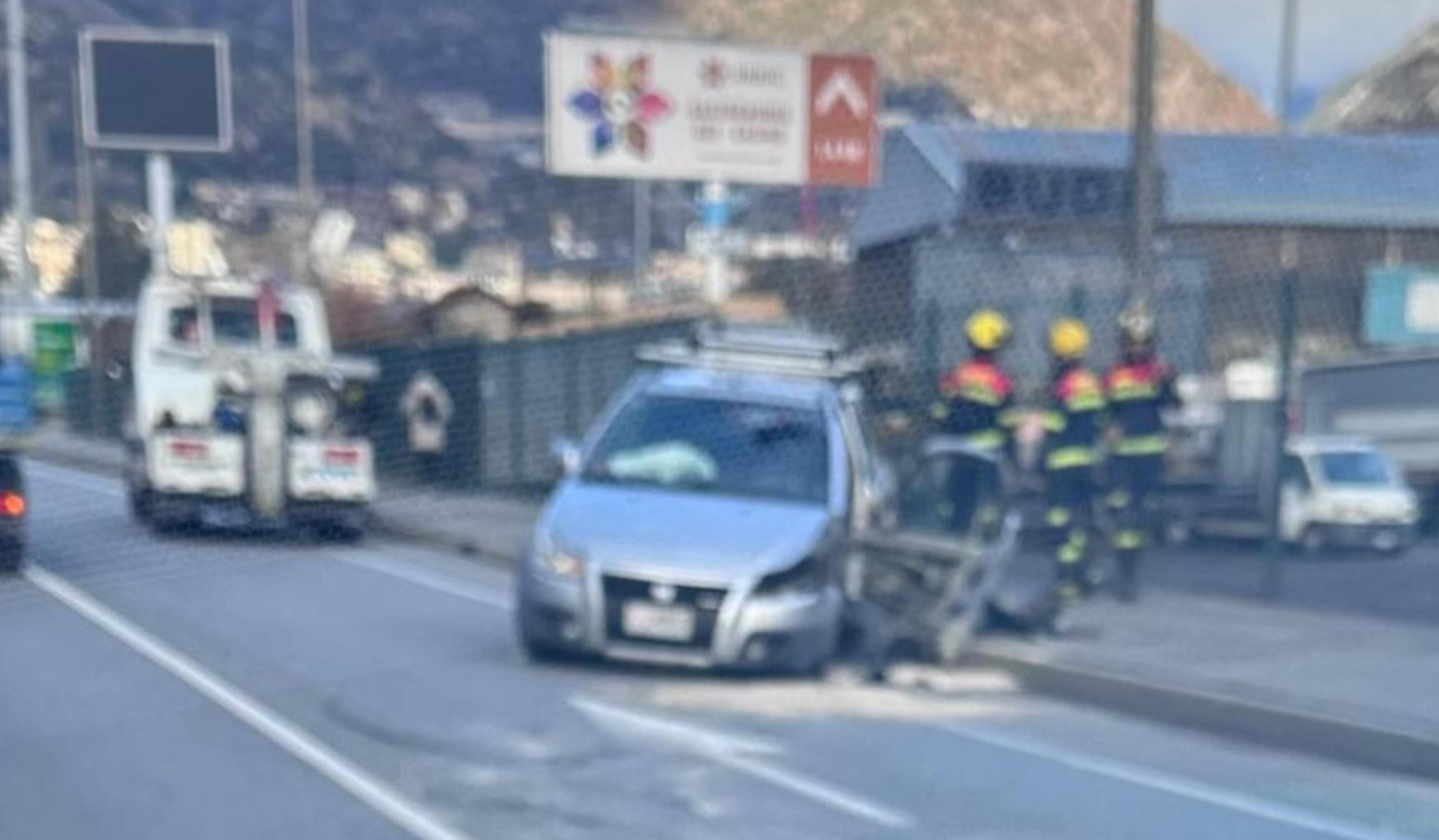Bombers al lloc de l'accident al costat d'un dels cotxes implicats.