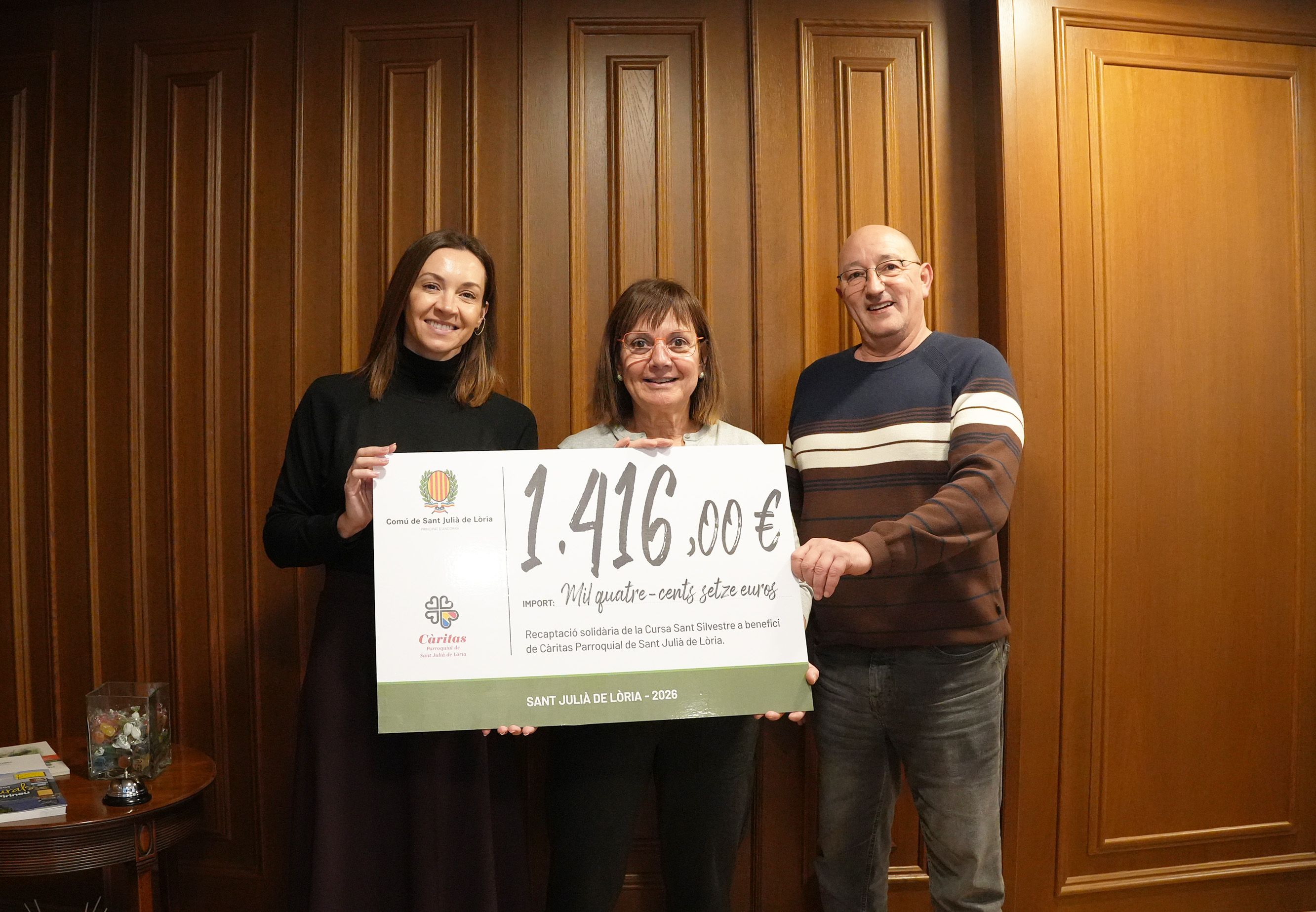 El comú de Sant Julià entrega a Càritas els 1.416 euros recaptats a la Sant Silvestre.