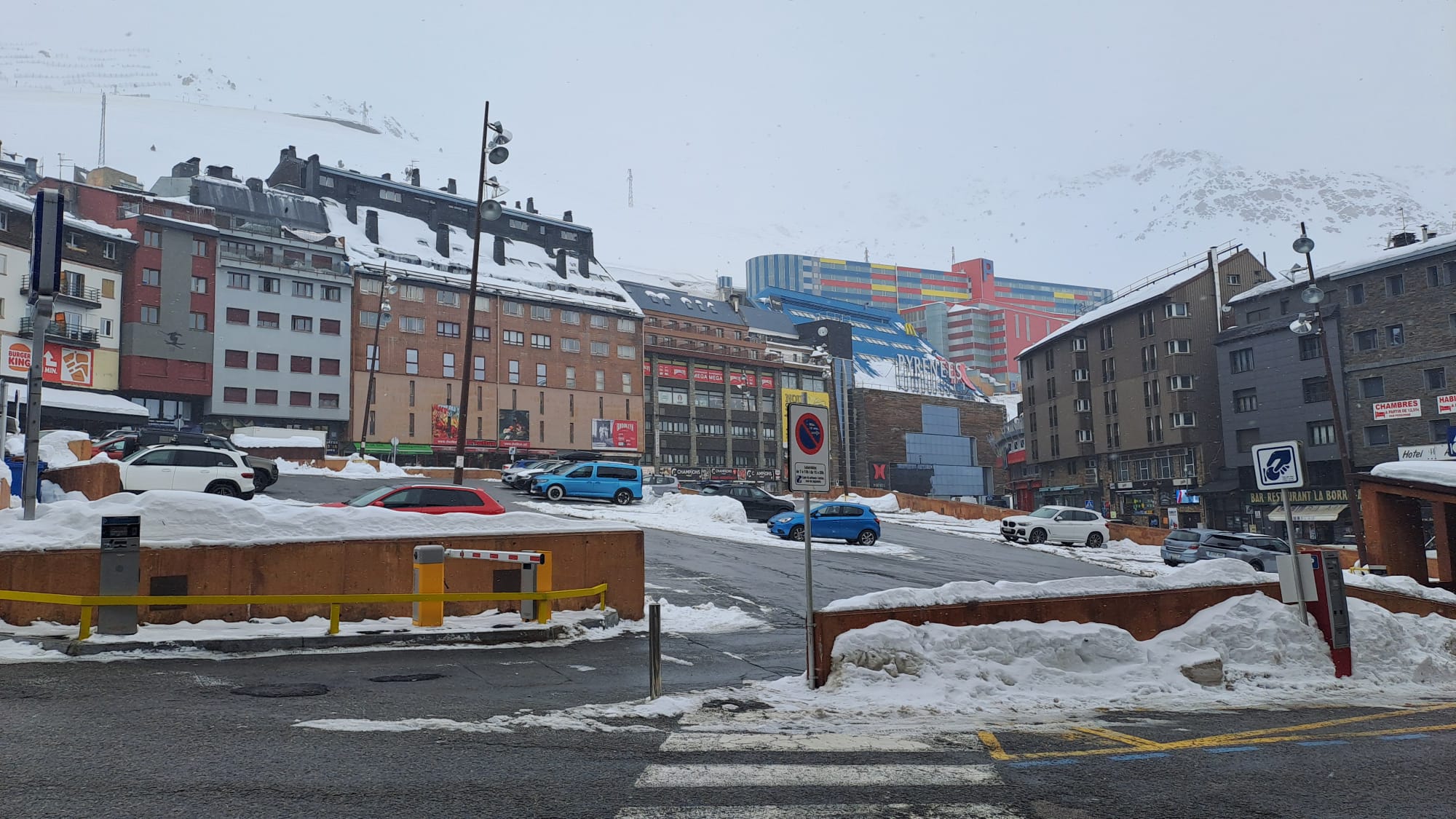 L'aparcament de la plaça Coprínceps, pràcticament buit aquest dijous.