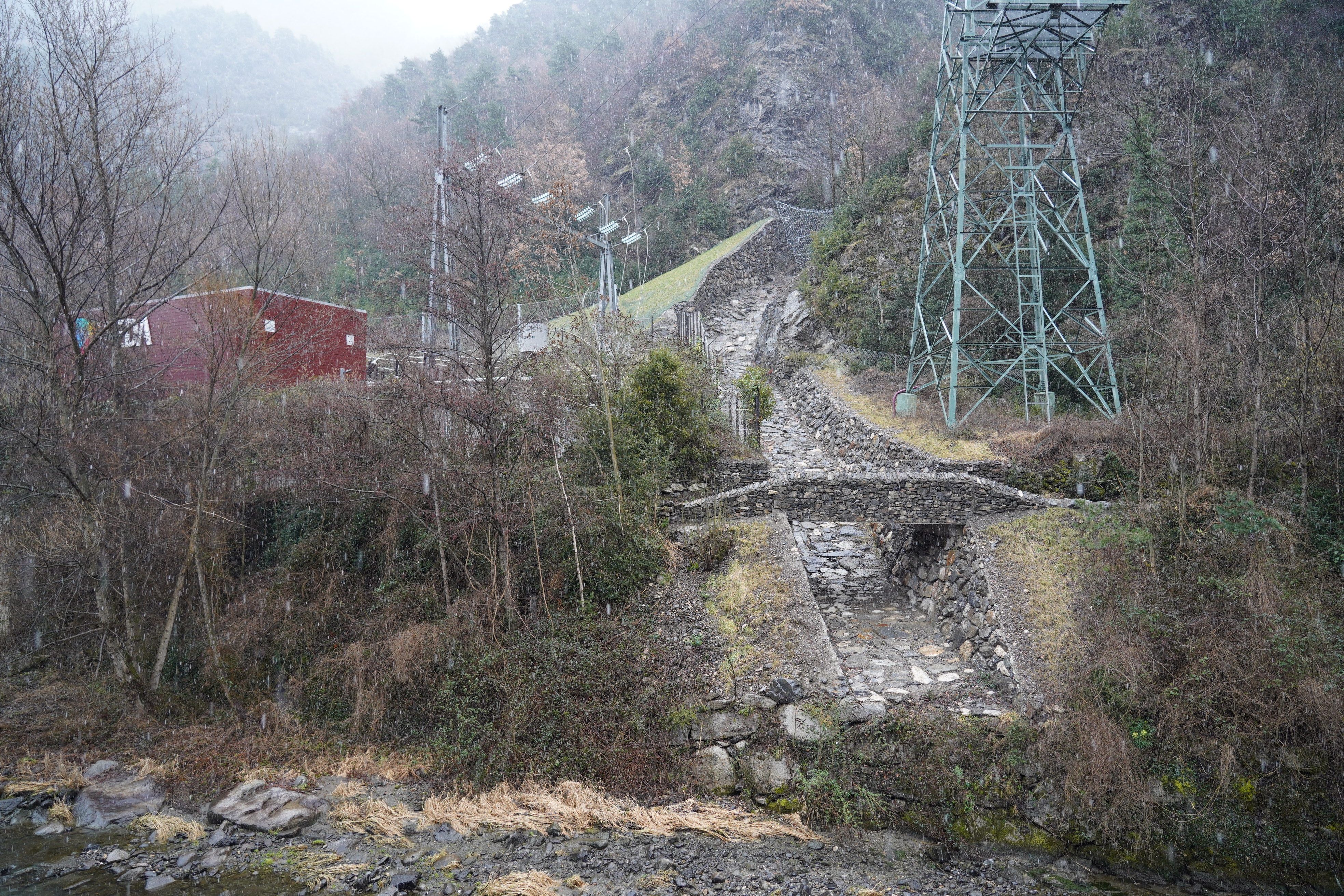Treballs de protecció davant de riscos naturals a  l’ETR de la Margineda.