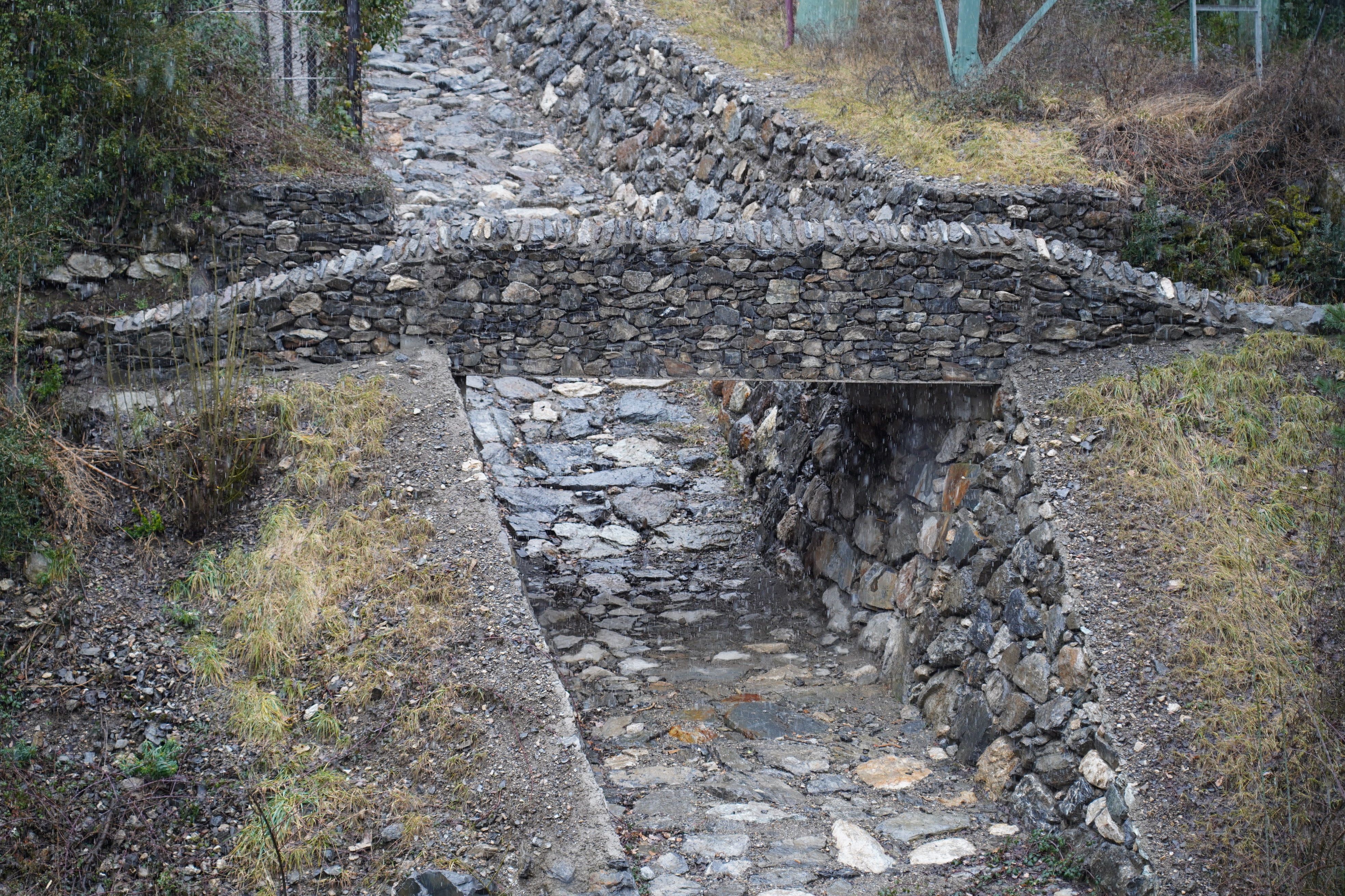 S’ha hagut de construït un petit pont perquè per allà hi passa el camí ral. La portaveu del Sindicat, Rebeca Bonache.
