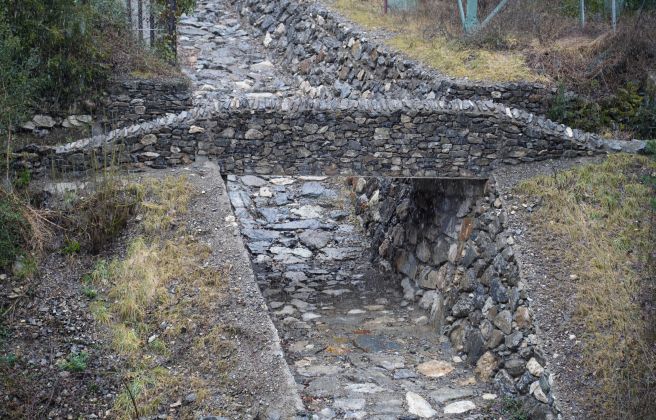S’ha hagut de construït un petit pont perquè per allà hi passa el camí ral. S’ha hagut de construït un petit pont perquè per allà hi passa el camí ral.