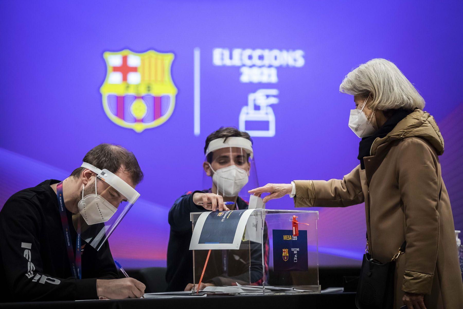 Una de les sòcies que va votar en les passades eleccions al centre de congressos.