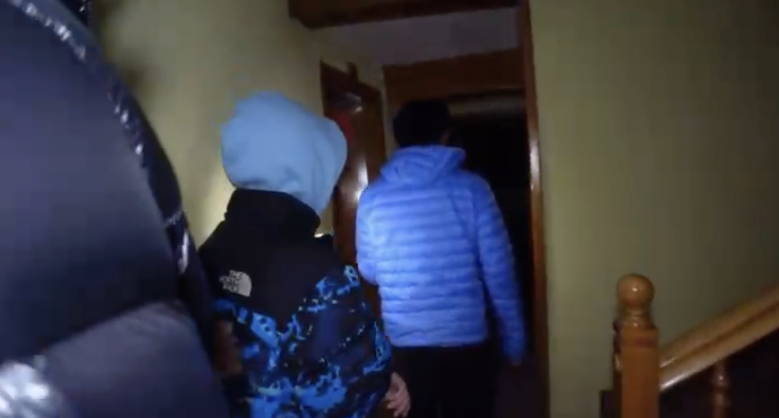 Els tres nois accident a una de les estances de l'immoble.