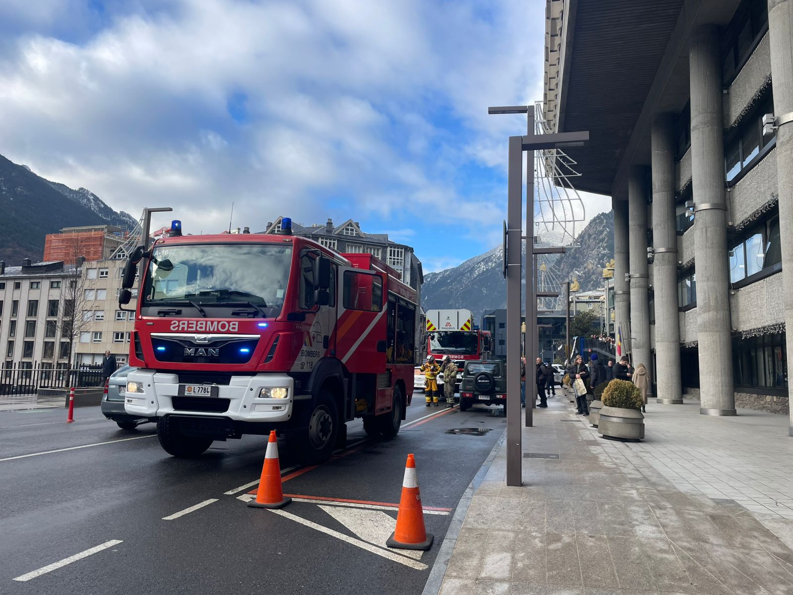 Dotacions de bombers davant de l’edifici administratiu de Govern.