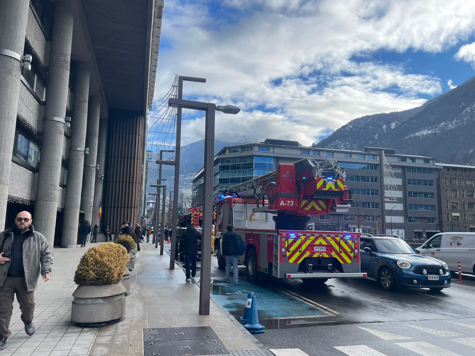 Bombers a l’exterior de l’edifici central de Govern. Bombers a l’exterior de l’edifici central de Govern.