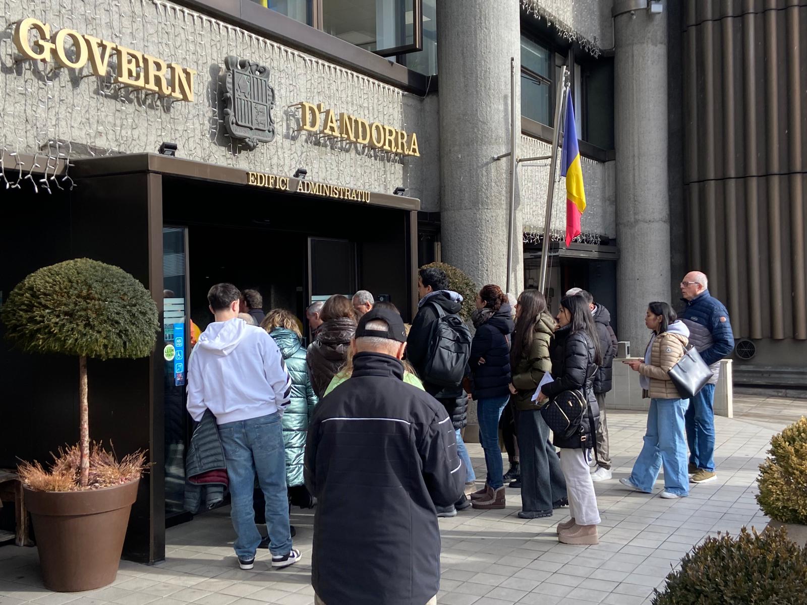 Els empleats de Govern tornant a les oficines. Els empleats de Govern tornant a les oficines.