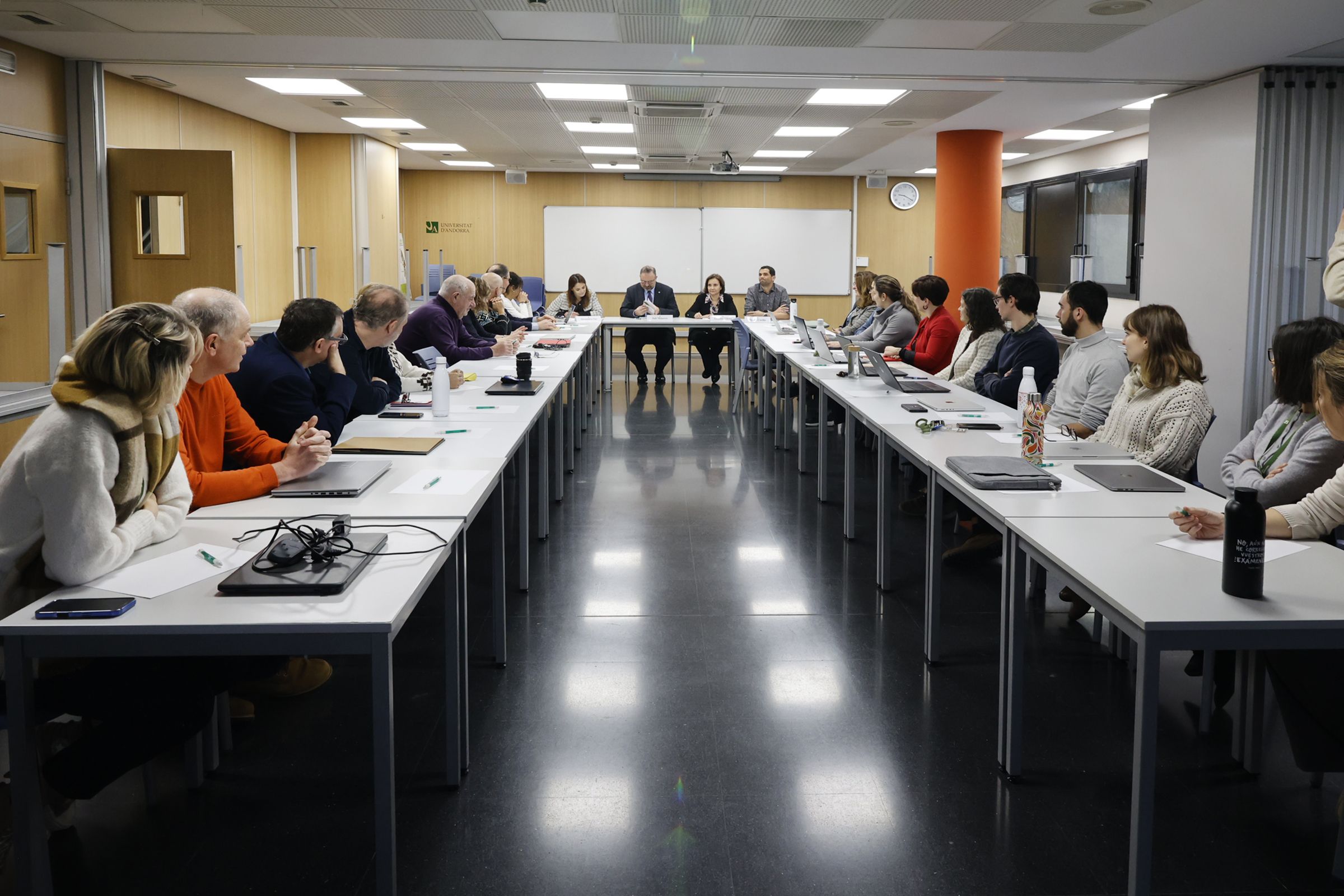 Una trentena de professors de l’UdA participen en el dotzè seminari de docència que aborda el benestar emocional.