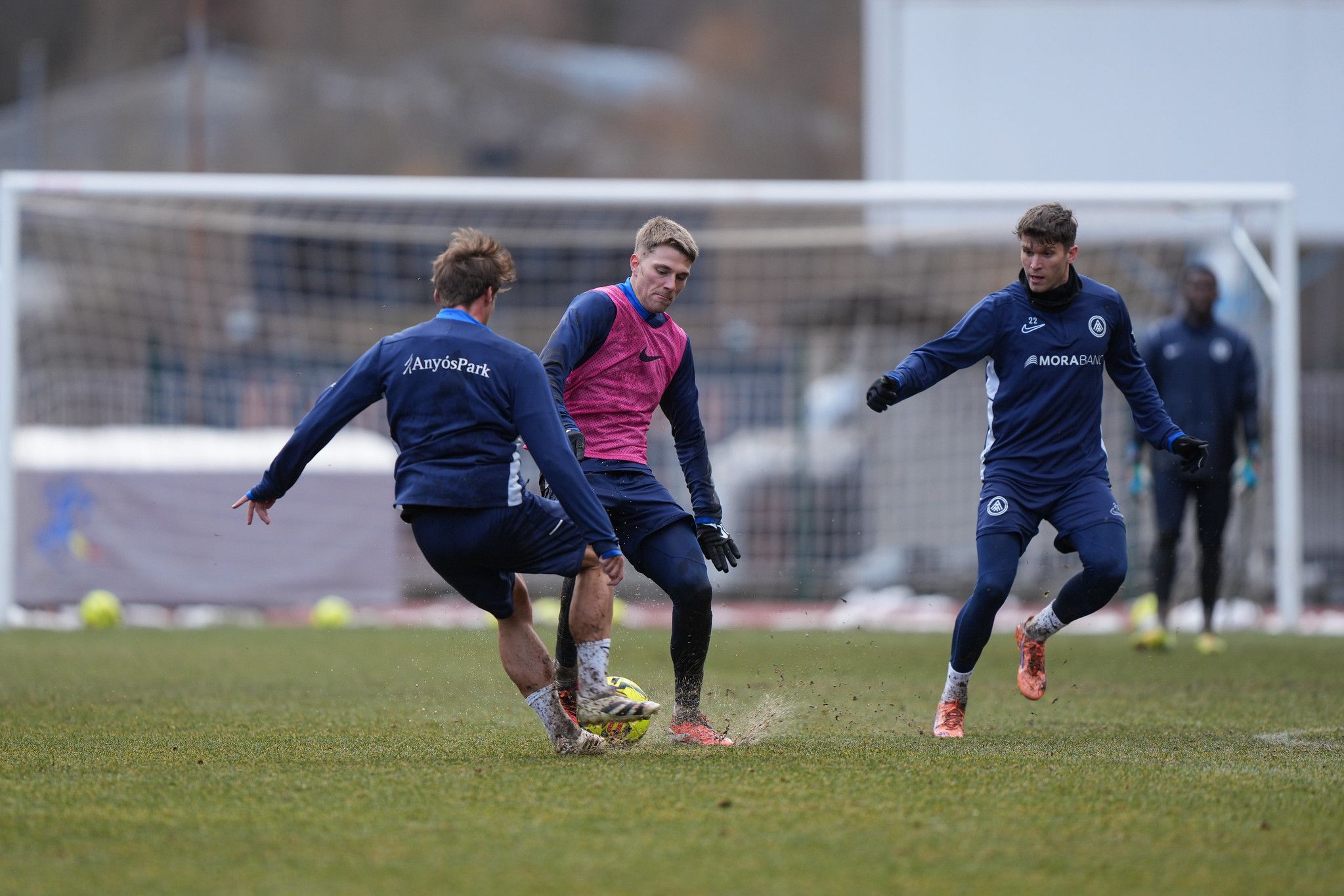 Els jugadors de l'FC Andorra, aquest divendres al Comunal en l'última sessió preparatòria.