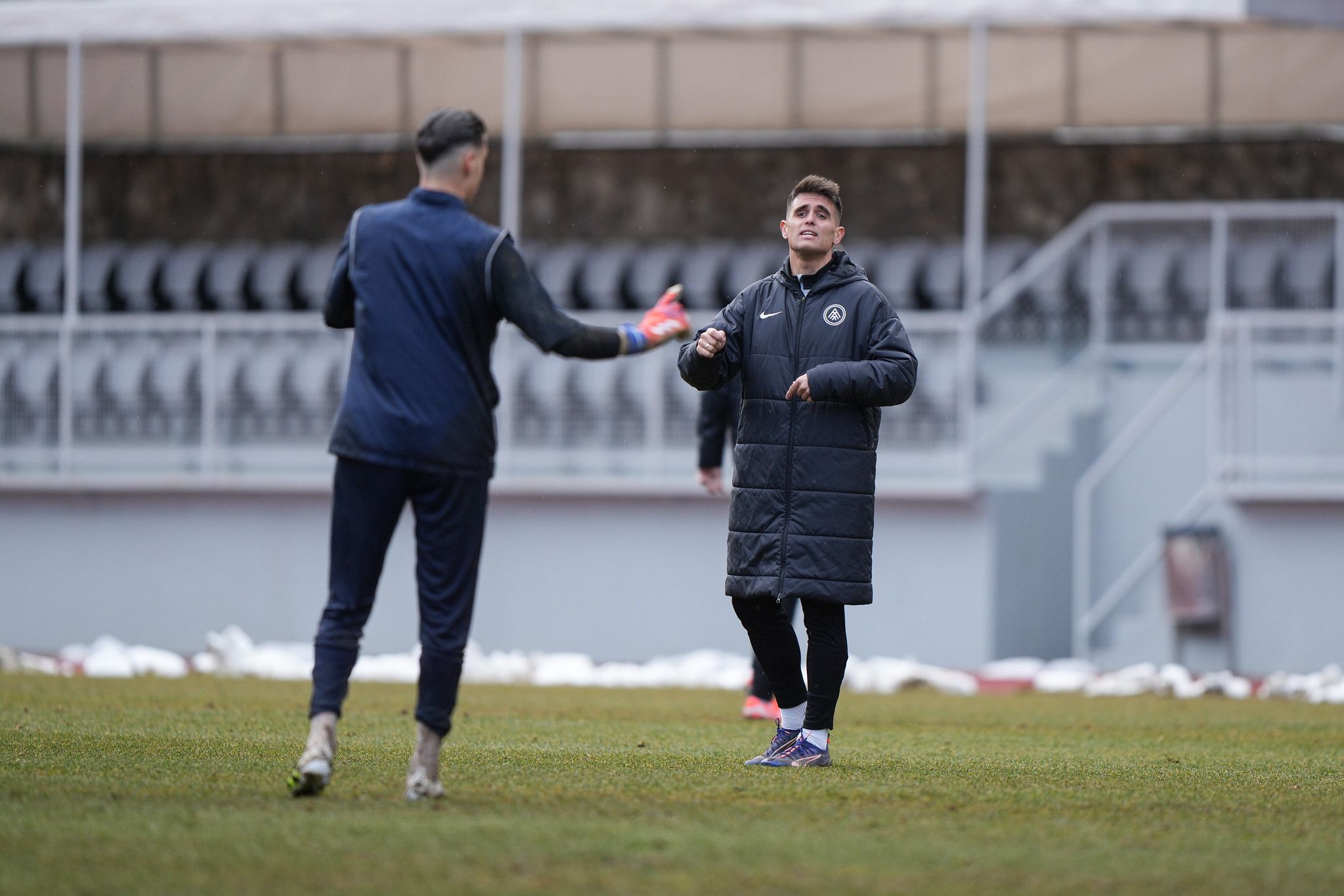 Carles Manso, durant l'entrenament d'avui divendres donant indicacions a Yaako.