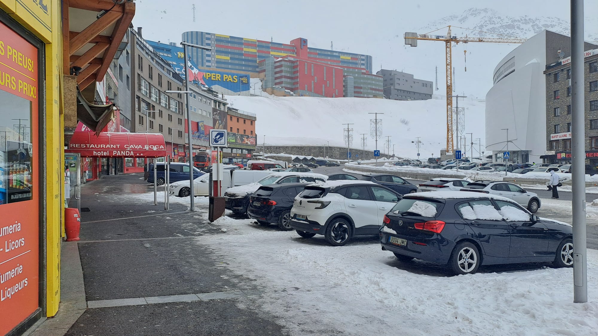 Els carrers del Pas estan força buits aquests dies per la manca de visitants francesos.