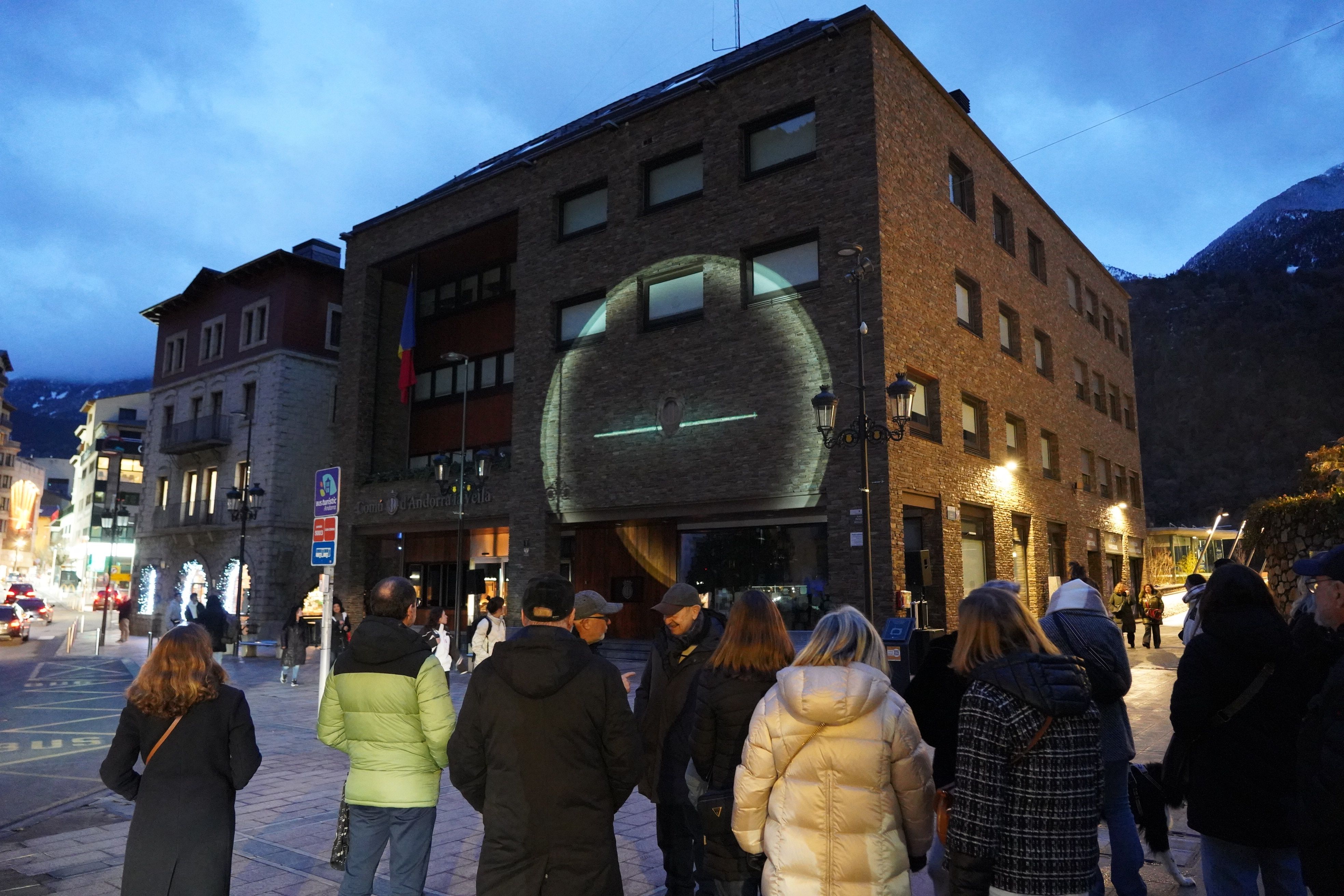 Curiosos gaudint d’una de les creacions.