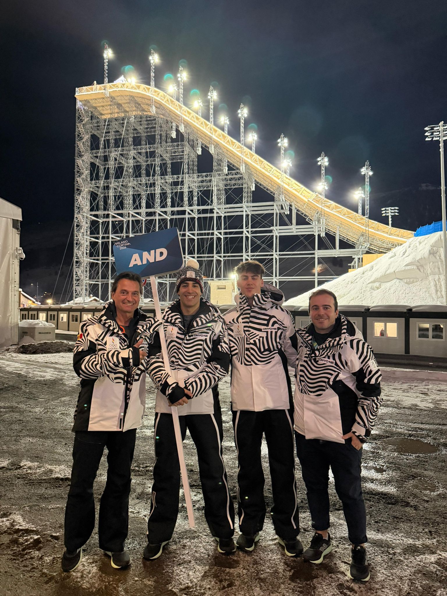 Els andorrans, vestint la nova equipació per als Jocs de Milà-Cortina 2026. Els andorrans, vestint la nova equipació per als Jocs de Milà-Cortina 2026.