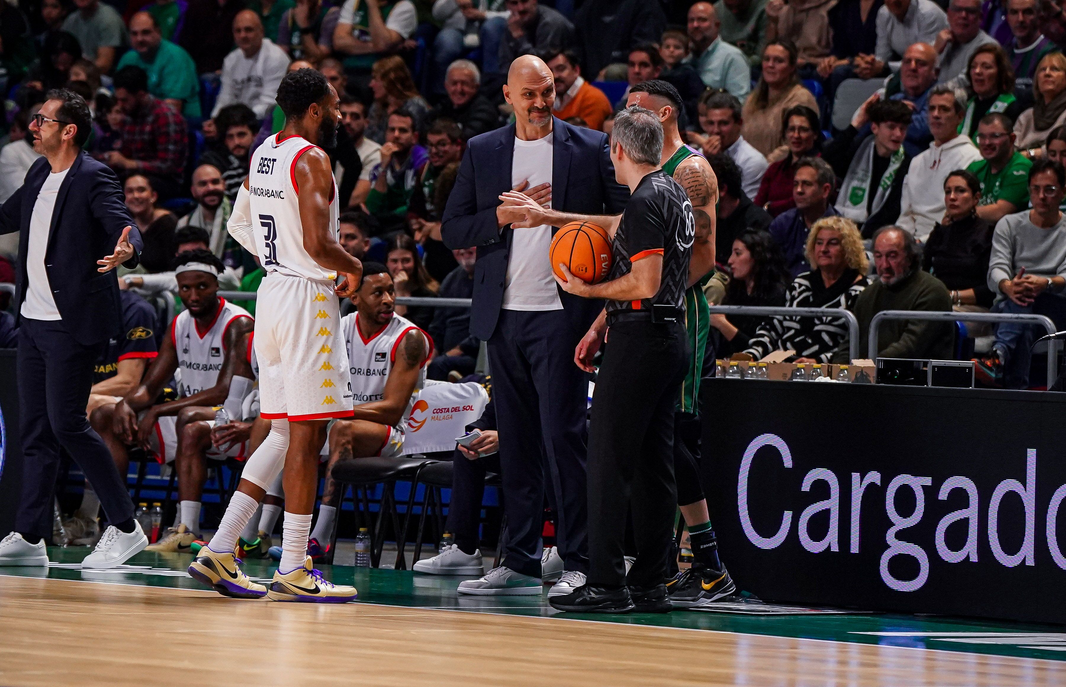 Zan Tabak, a la zona tècnica discutint amb un jugador de l'Unicaja.