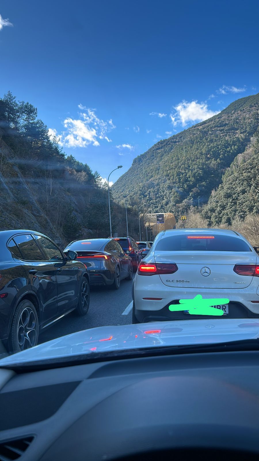 Cua de cotxes per sortir d'Andorra en direcció a la frontera del Runer. 