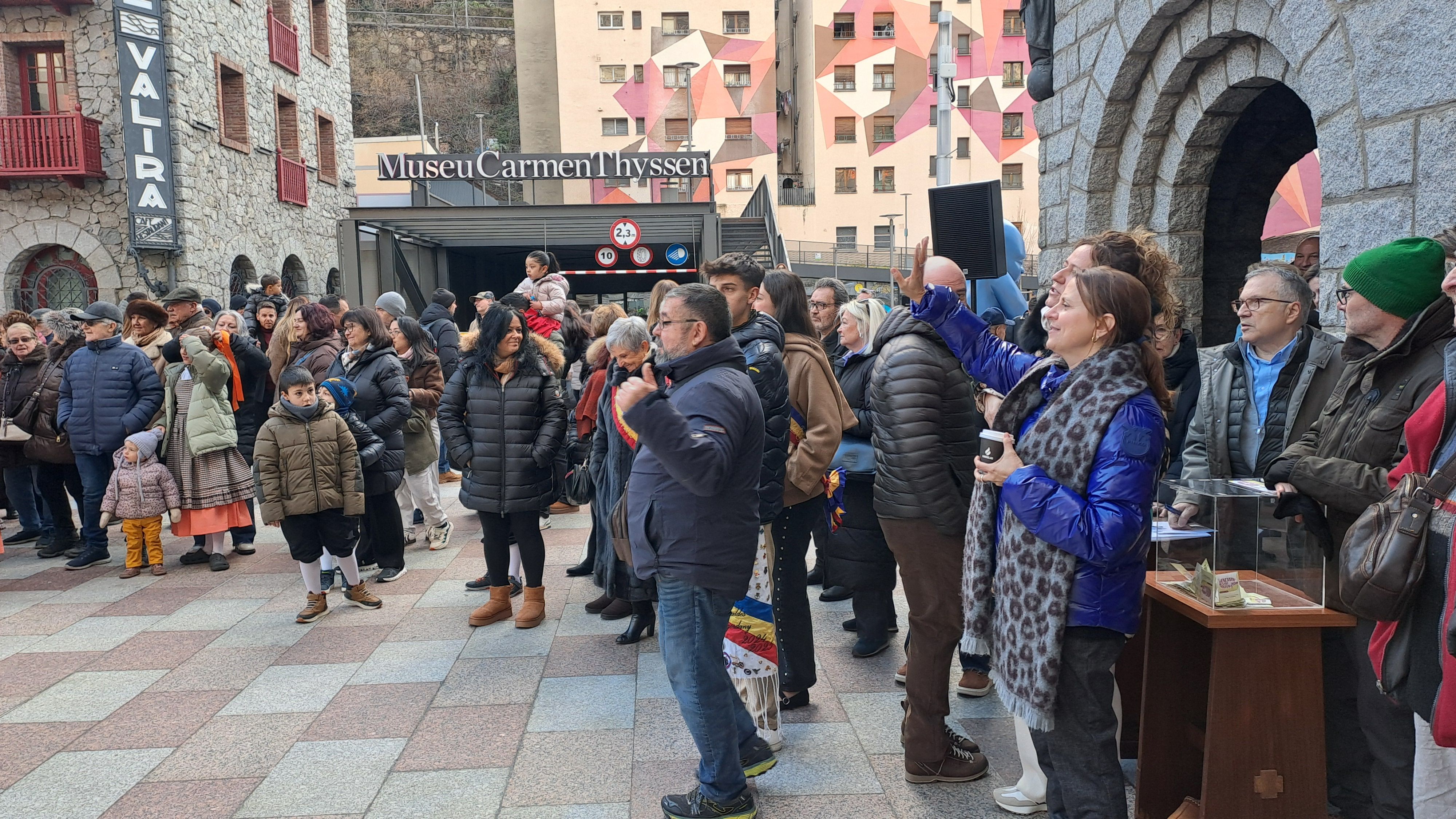 Rosa Gili, fent una dita durant els tradicionals Encants d'Escaldes.