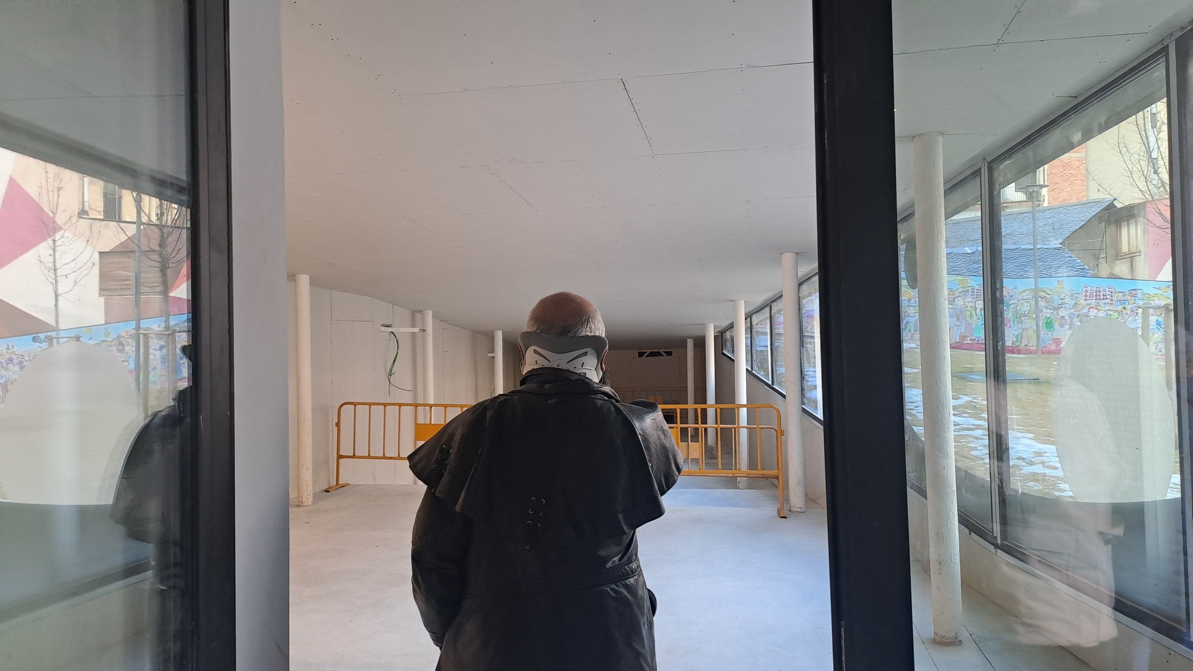 Un home aprofita la jornada per veure com han quedat els locals.