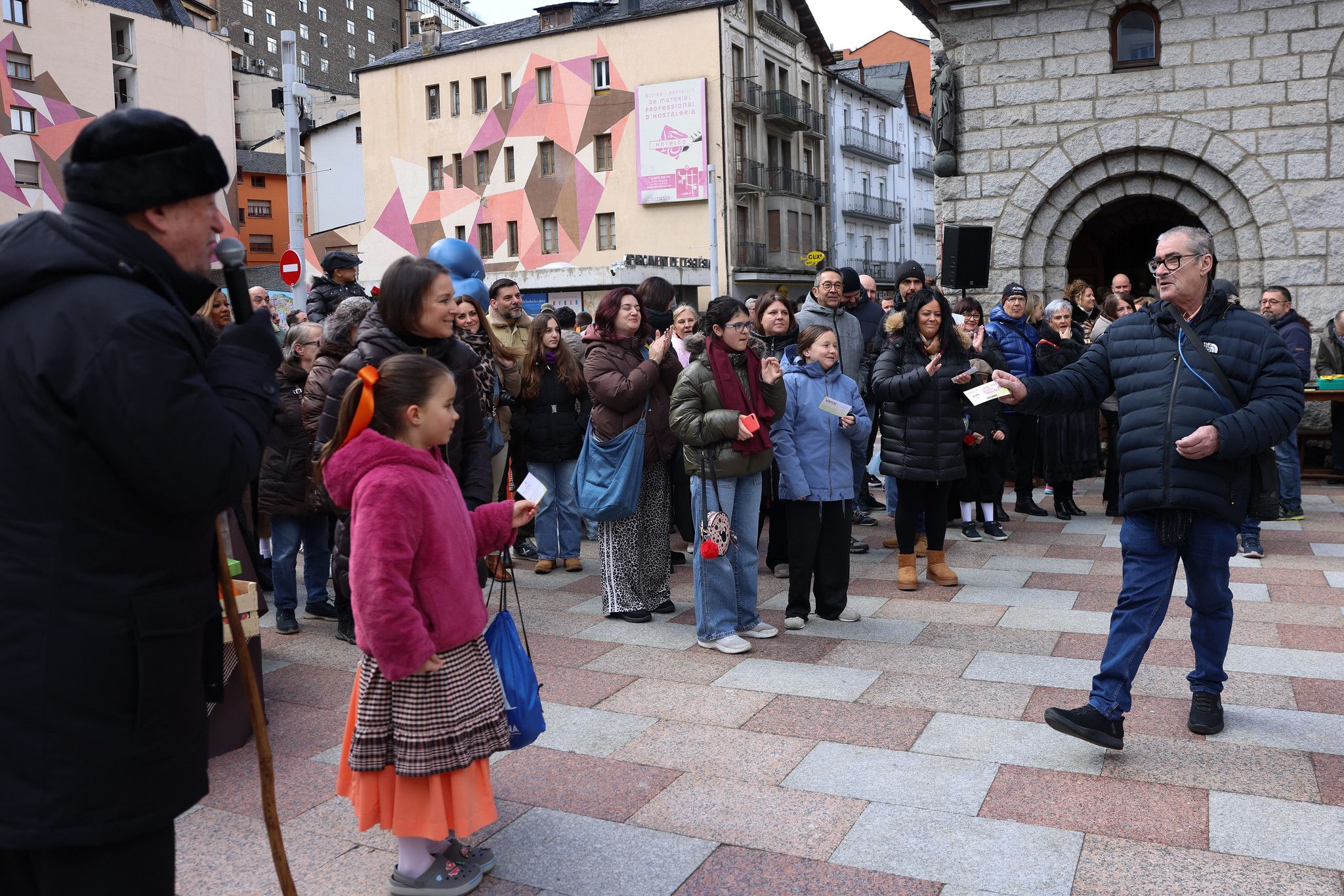 Un dels guanyadors reclamant el seu premi.
