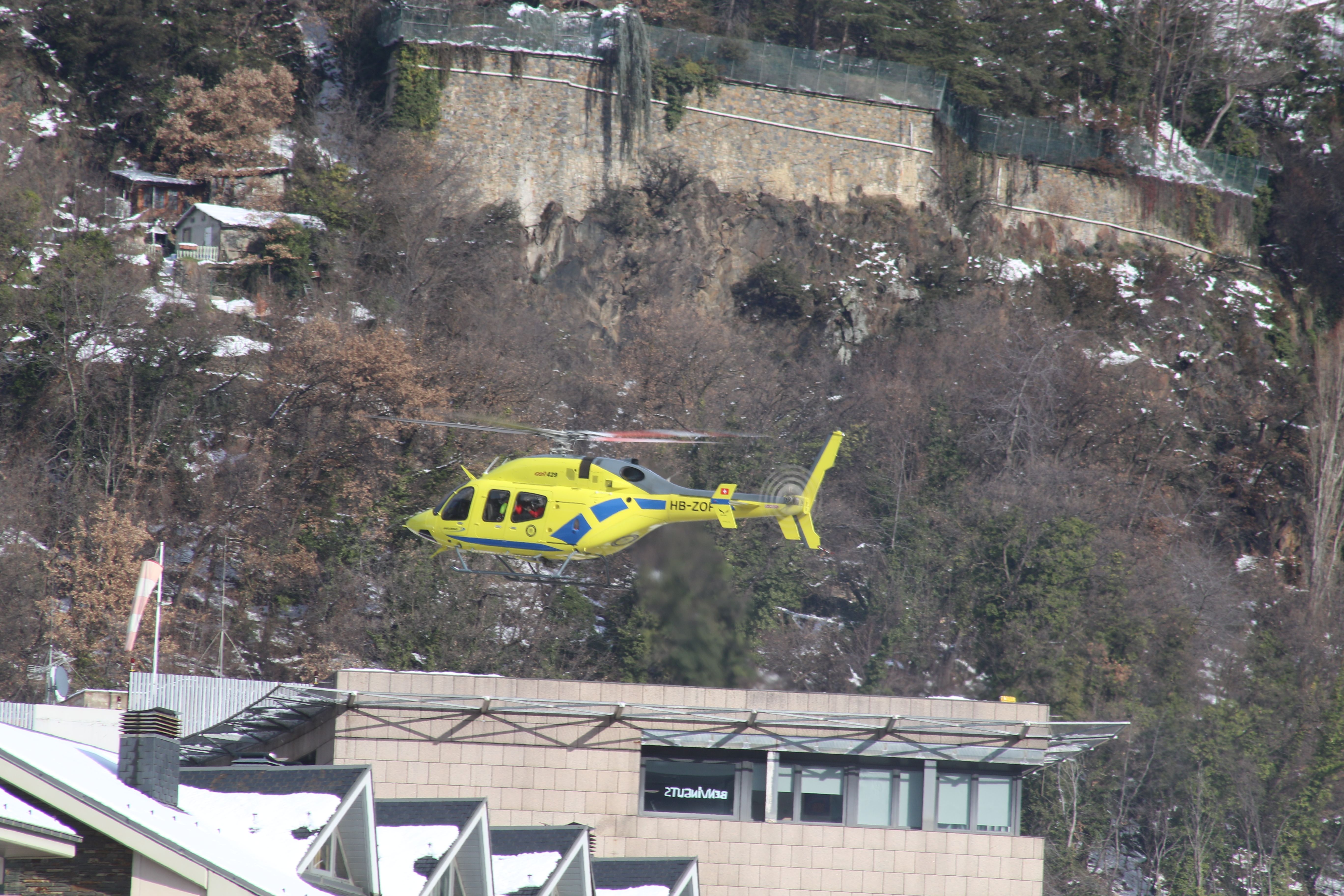 L'helicòpter arribant a l'hospital.