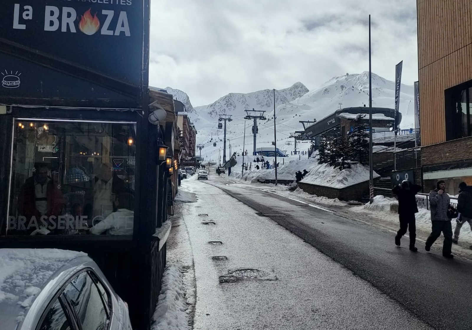 Un carrer del Pas notablement buit aquest dilluns al matí.