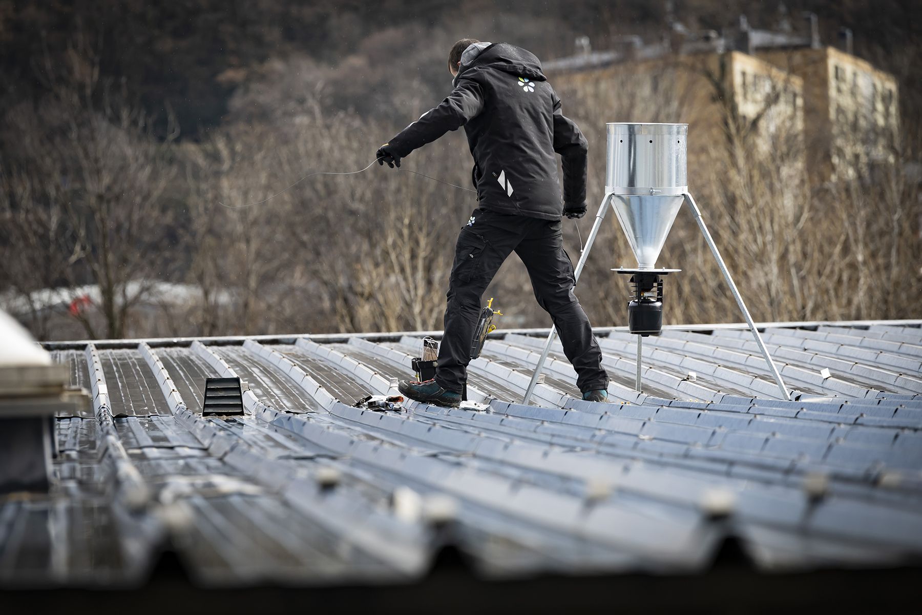 Un operari comunal col·locant un dels dispensadors.