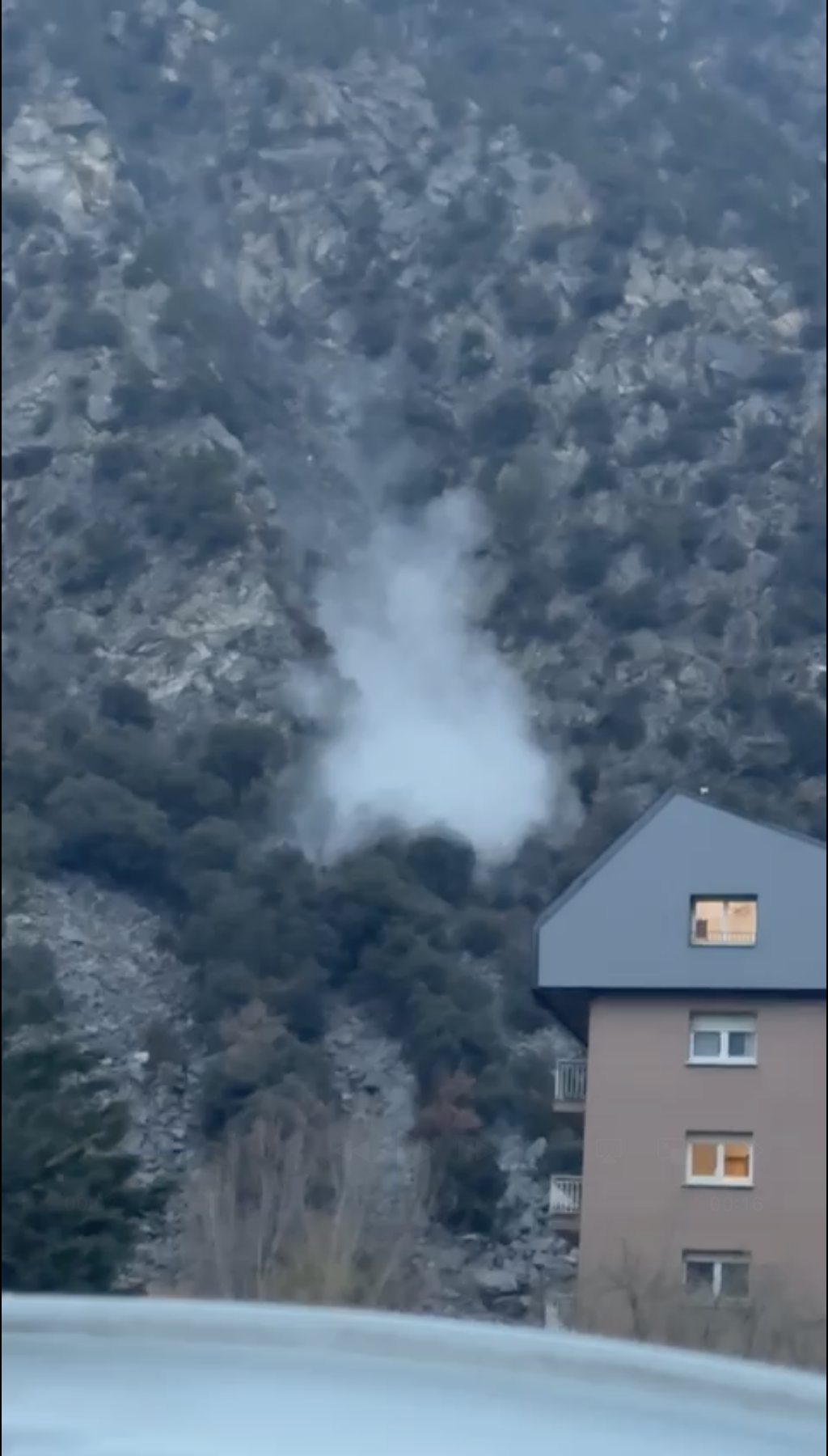 Una imatge del despreniment de rocs a Santa Coloma.