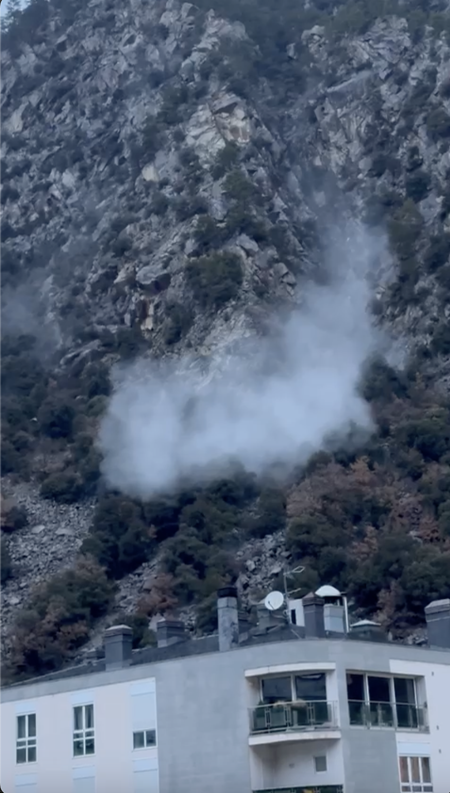 La pols generada per la caiguda de rocs a la canal del carrer dels Barrers.