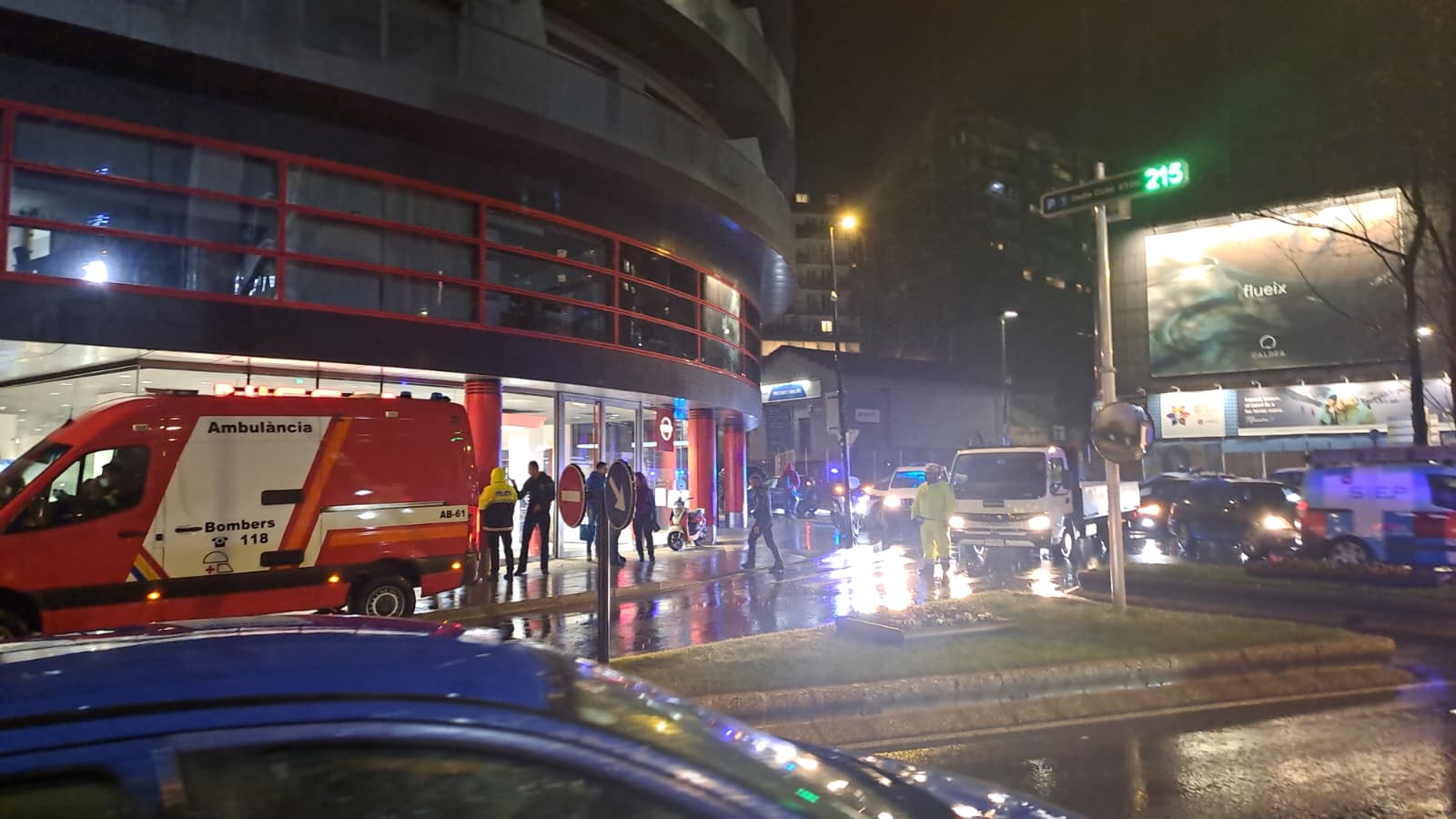 Fins al lloc dels fets s’hi han desplaçat una ambulància de Bombers i una dotació de la Policia.