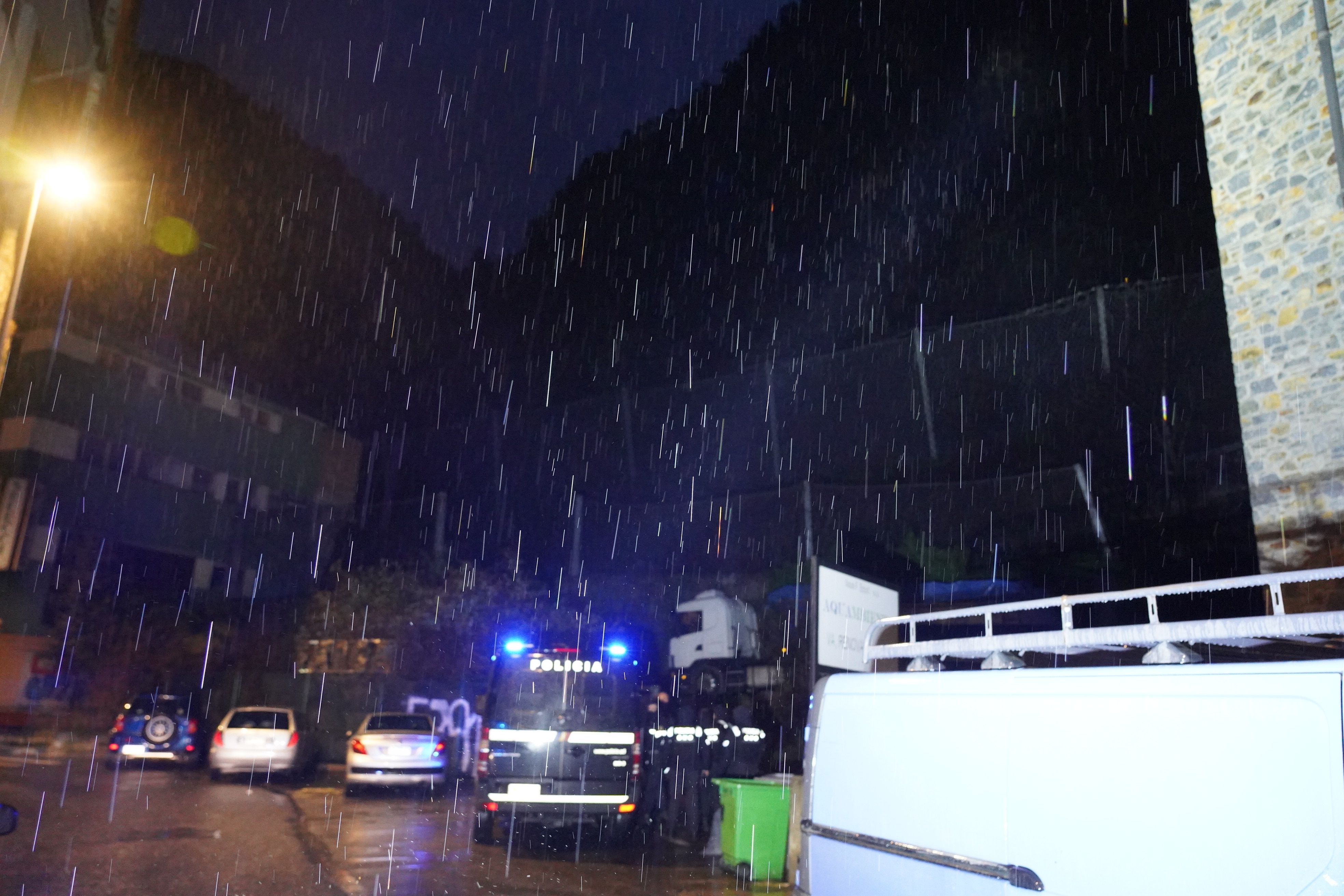 El furgó de policia al costat de la zona on ha caigut el roc. La portaveu del Sindicat, Rebeca Bonache.