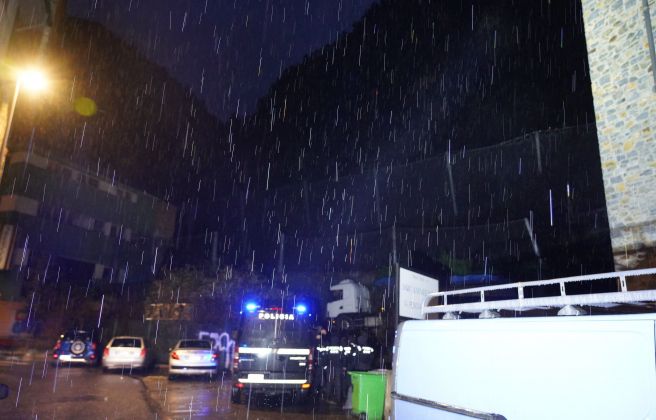 El furgó de policia al costat de la zona on ha caigut el roc.