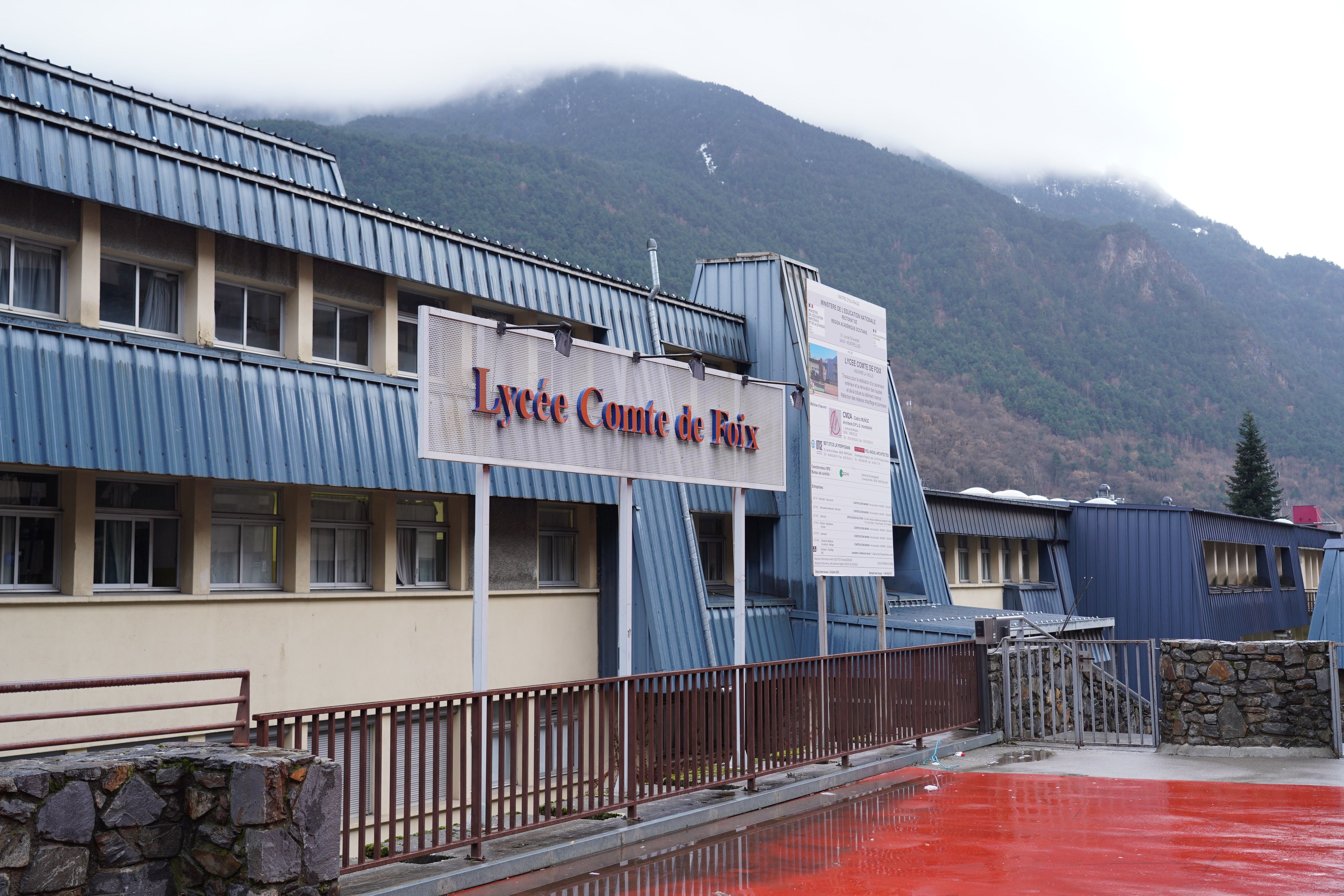 Un dels accessos generals del Lycée.