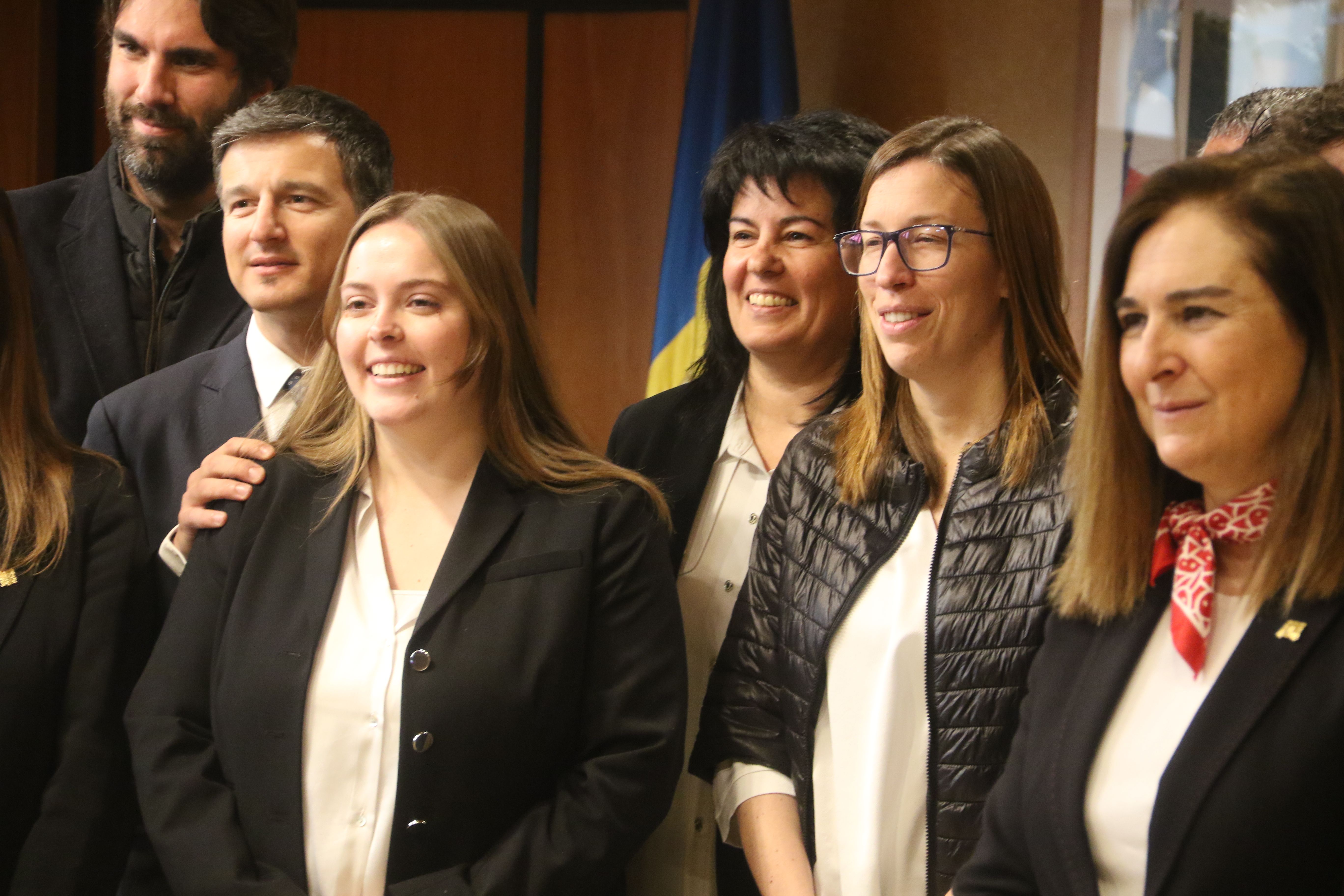 La secretària general entrant, Laia Alonso, i la sortint, Laura Camps, davant els cònsols Roger Fité i Eva Sansa al finalitzar la sessió de comú.