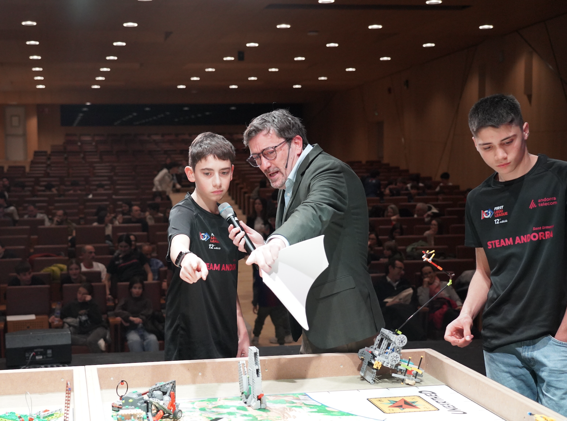 Un jove explica el seu projecte de programació.