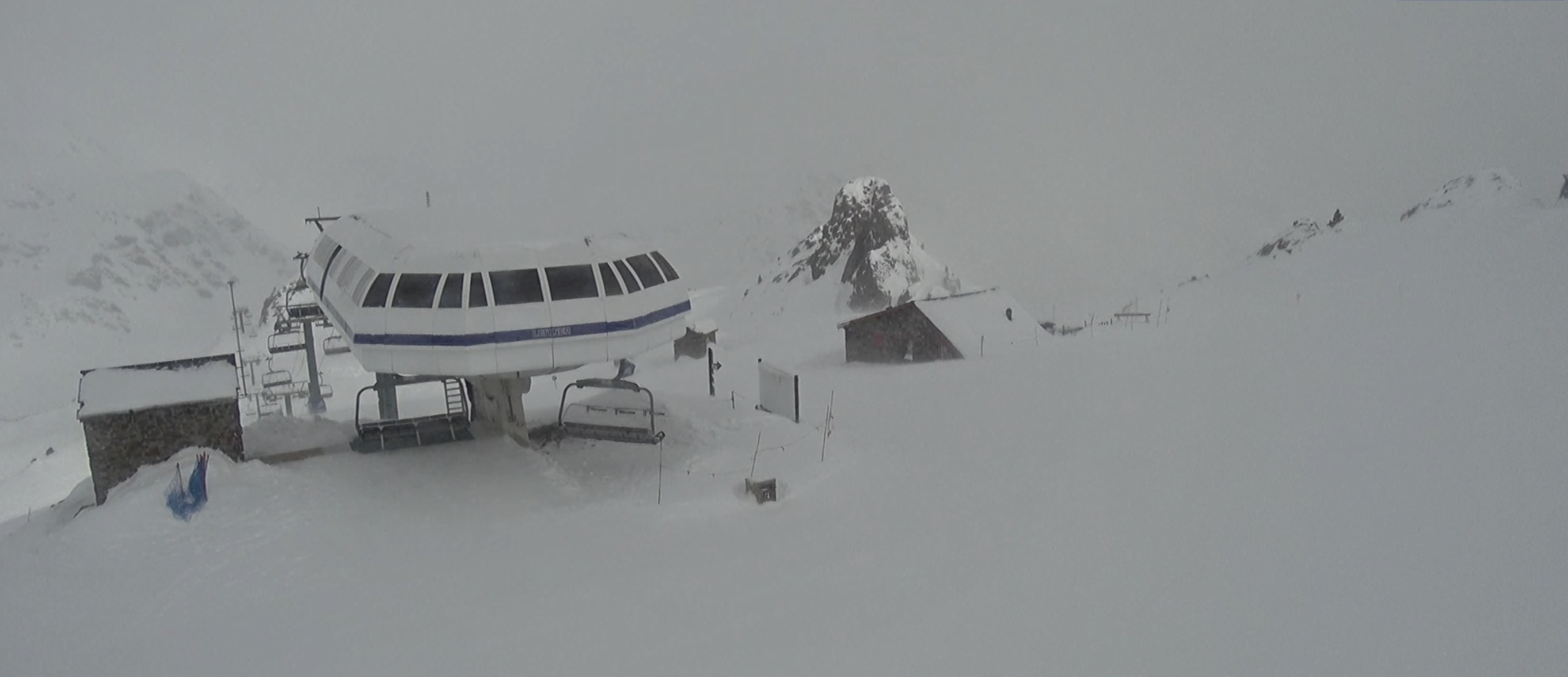 La zona de la Coma d'Arcalís amb el telecadira aturat pel vent.