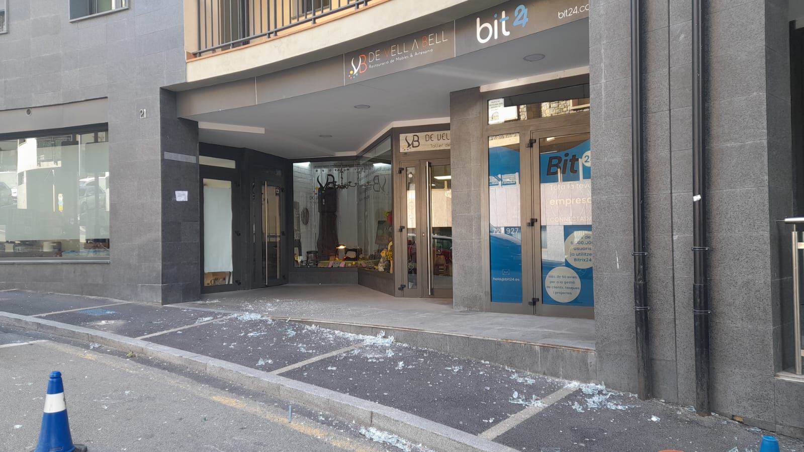 Una claraboia trencada al carrer de les Escoles.