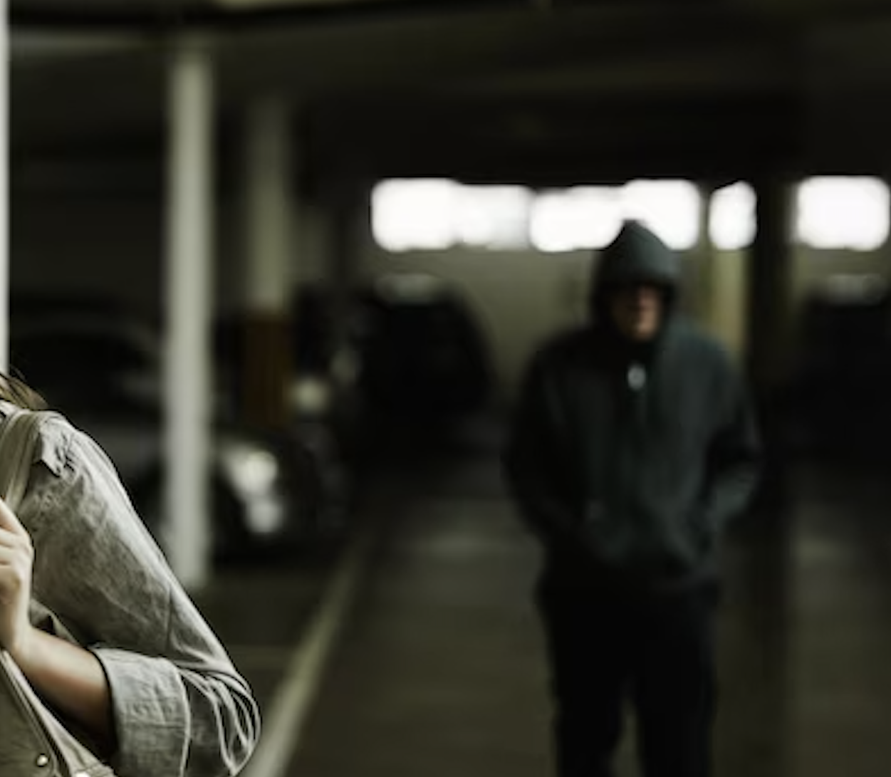 Imatge d'arxiu d'un home perseguint una noia.