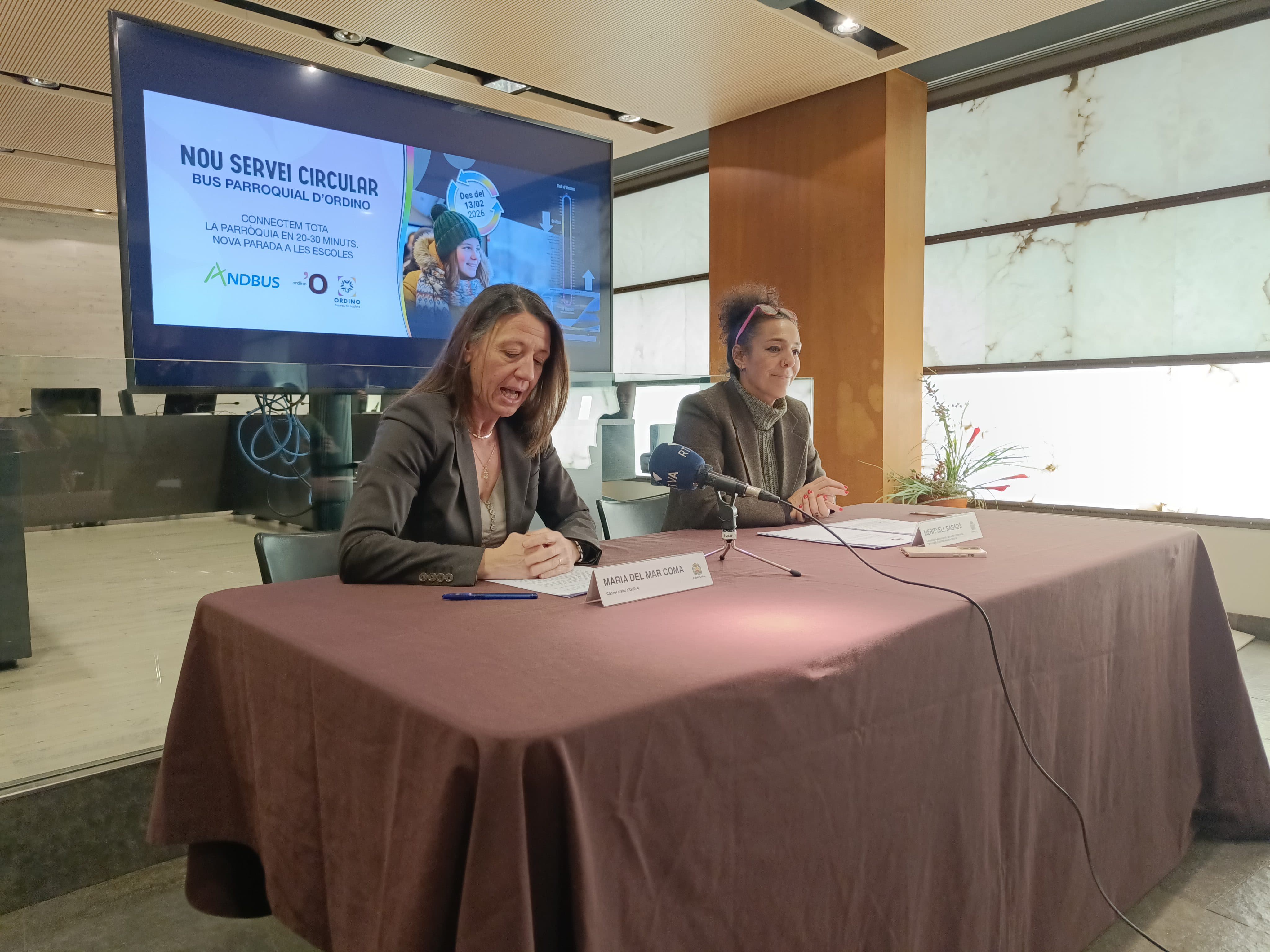 Maria del Mar Coma i Meritxell Rabadà durant la presentació de la nova línia de bus parroquial.