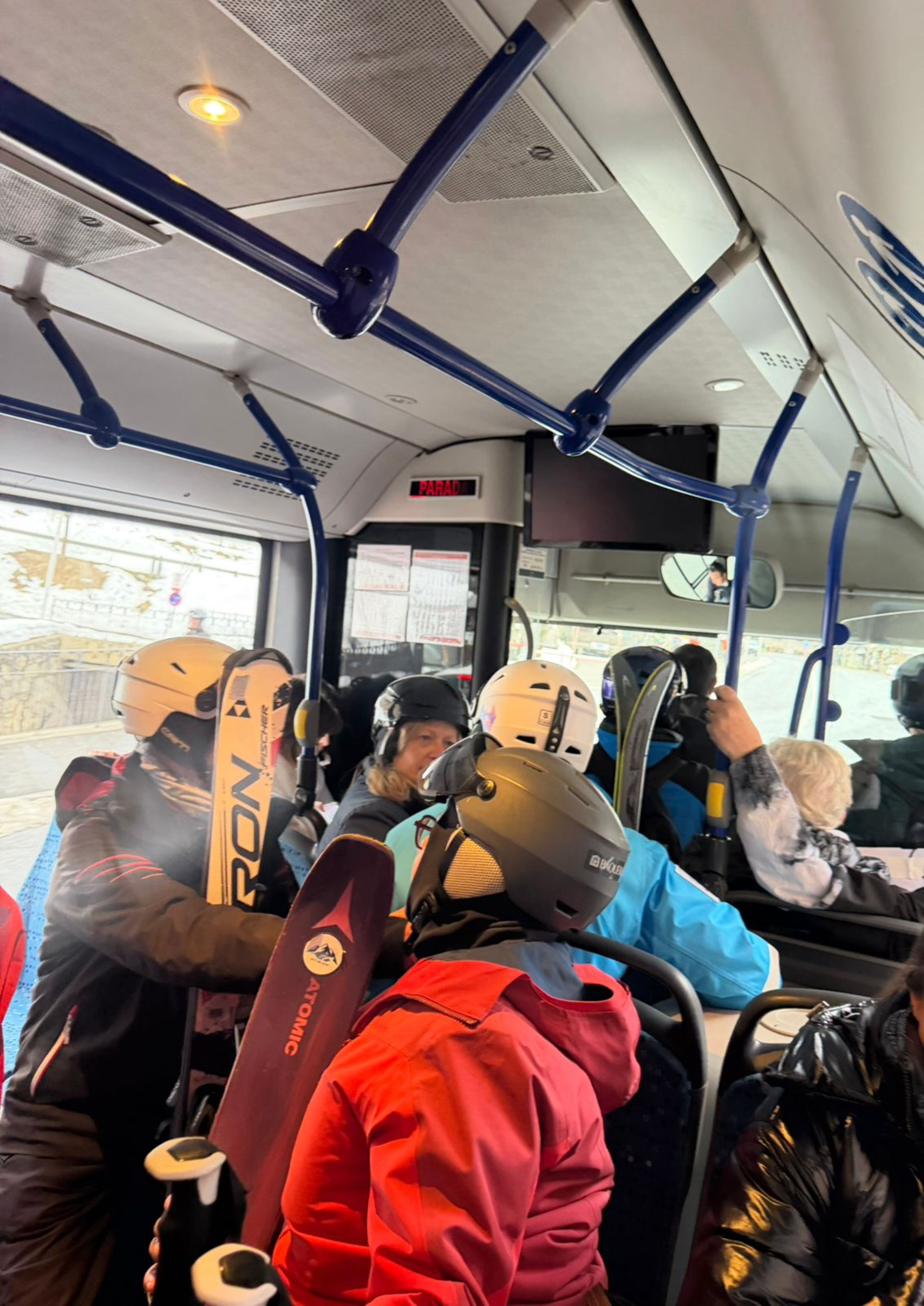 Esquiadors a l'interior de l'L5 aquest dijous a la tarda.