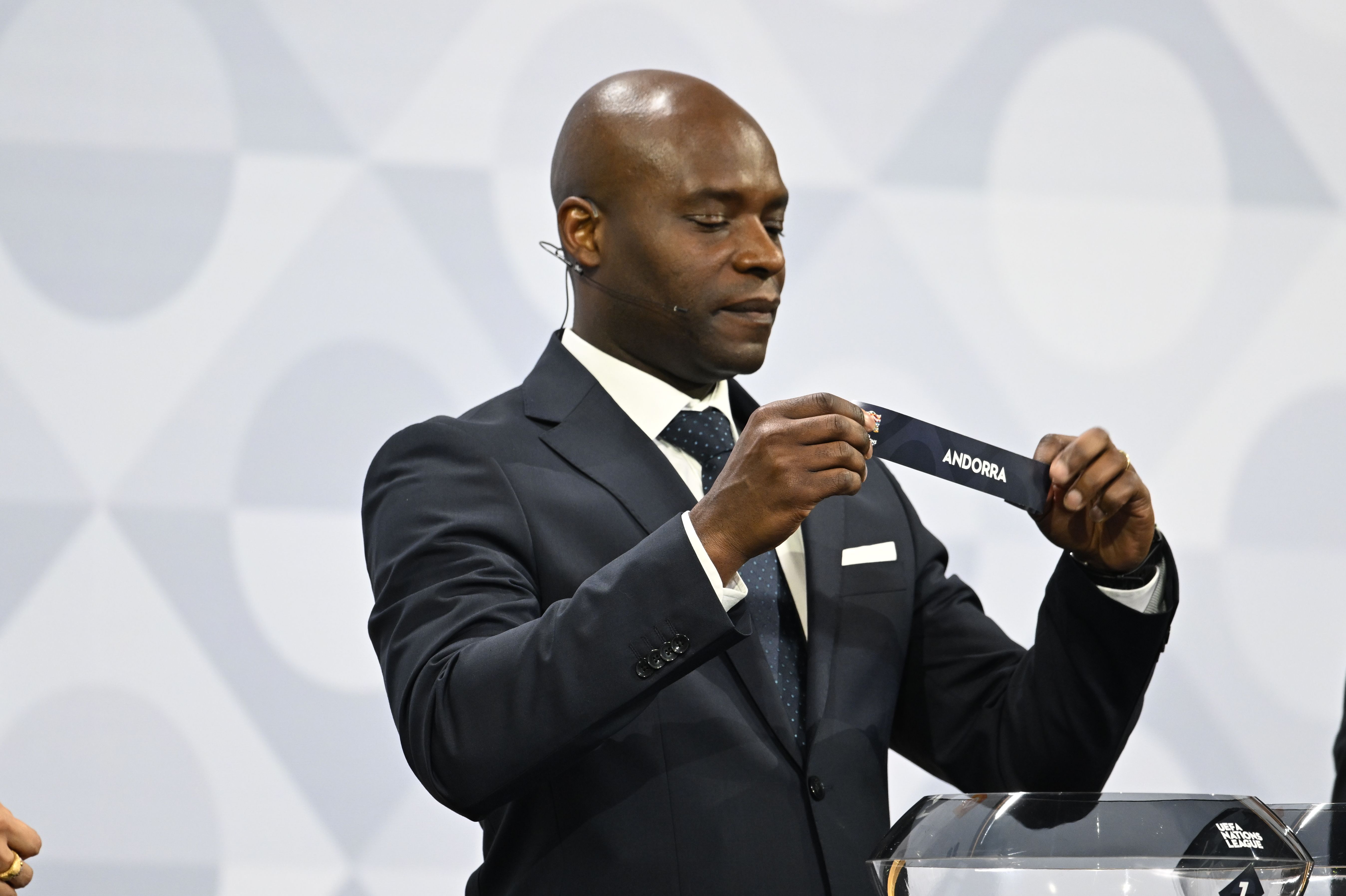 Mbo Mpenza, amb el paper d'Andorra.