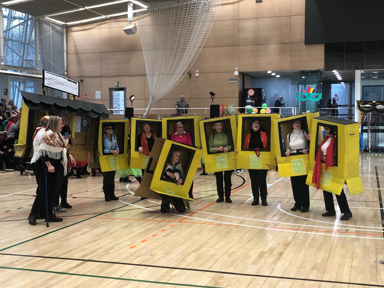 Les padrines d'Ordino amb la disfressa d'autobús de la línia L6.