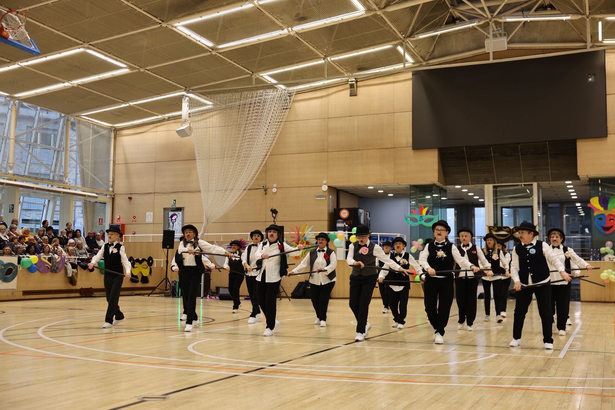 Una de les comparses del Carnaval interparroquial de la gent gran.