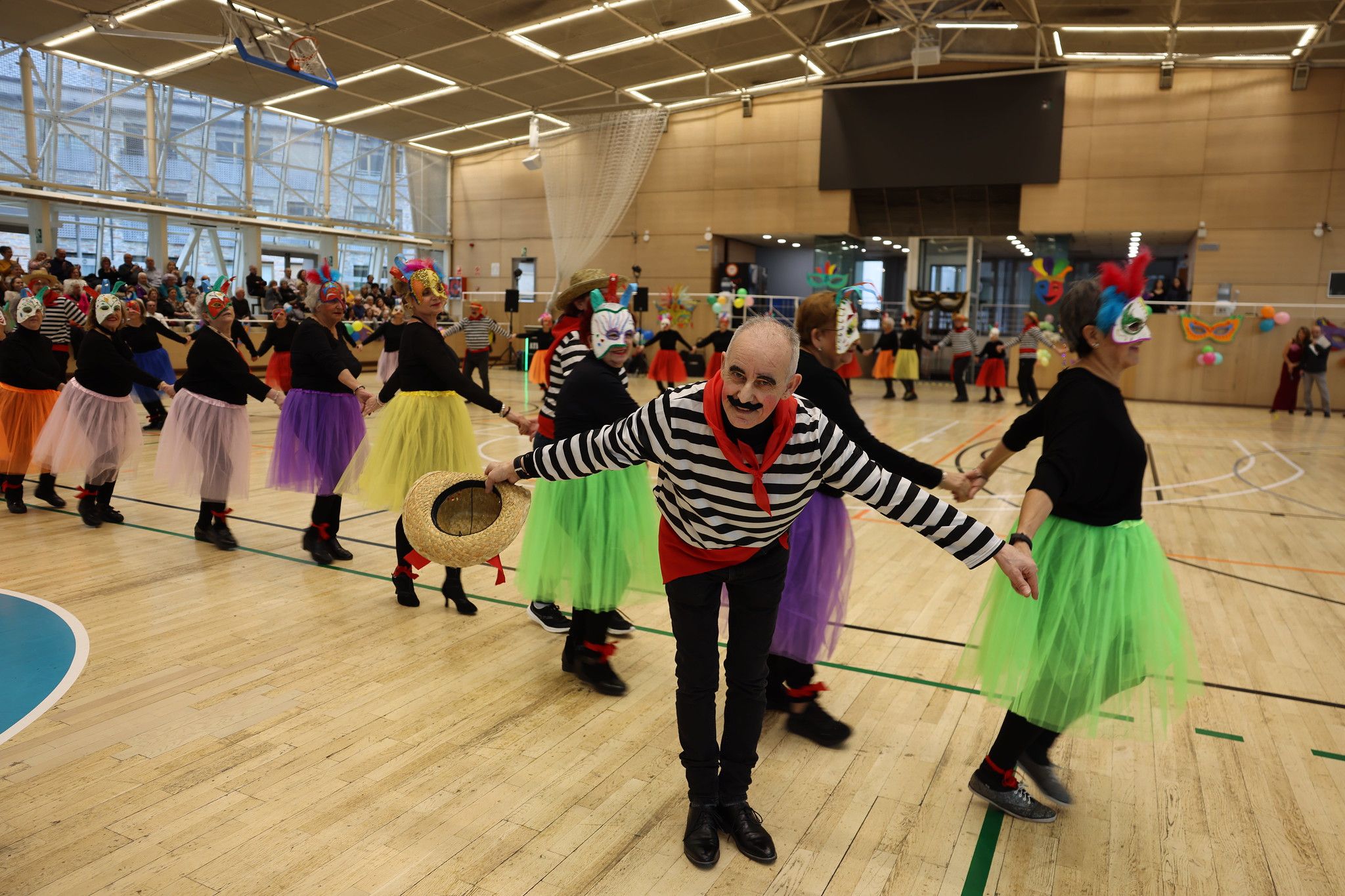 Una de les comparses del Carnaval interparroquial de la gent gran.