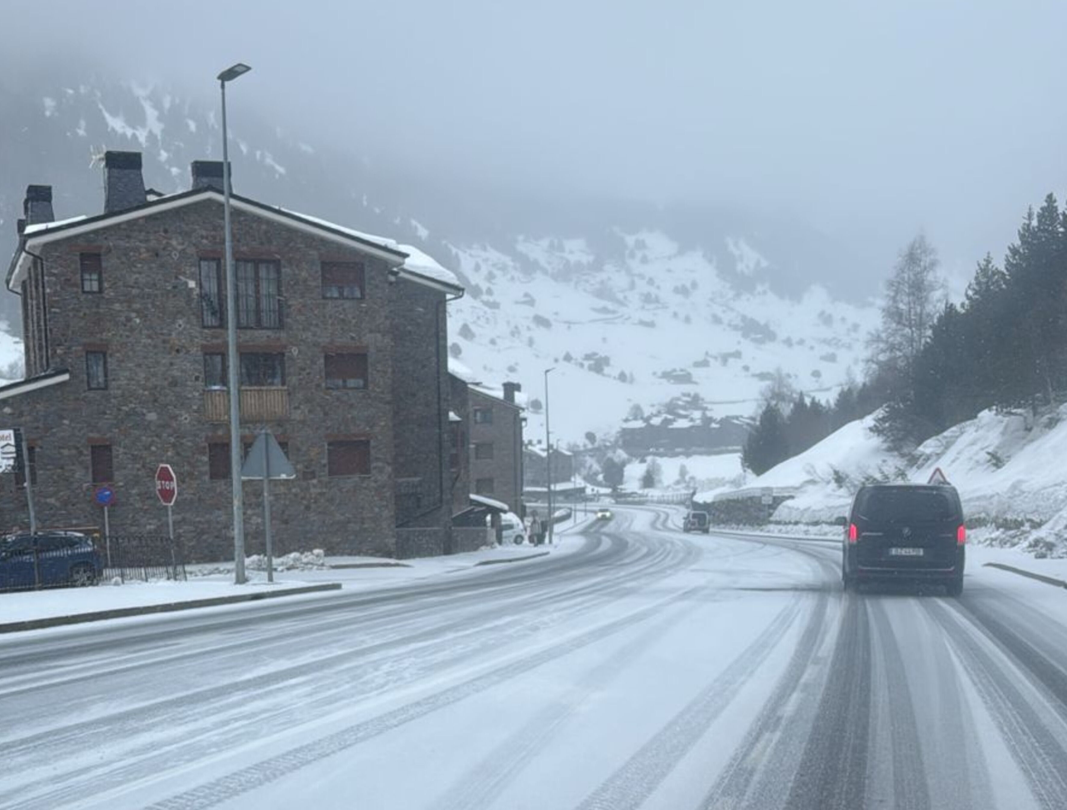 La nevada, malgrat que generalitzada, es deixa notar més a les cotes altes. La nevada, malgrat que generalitzada, es deixa notar més a les cotes altes.