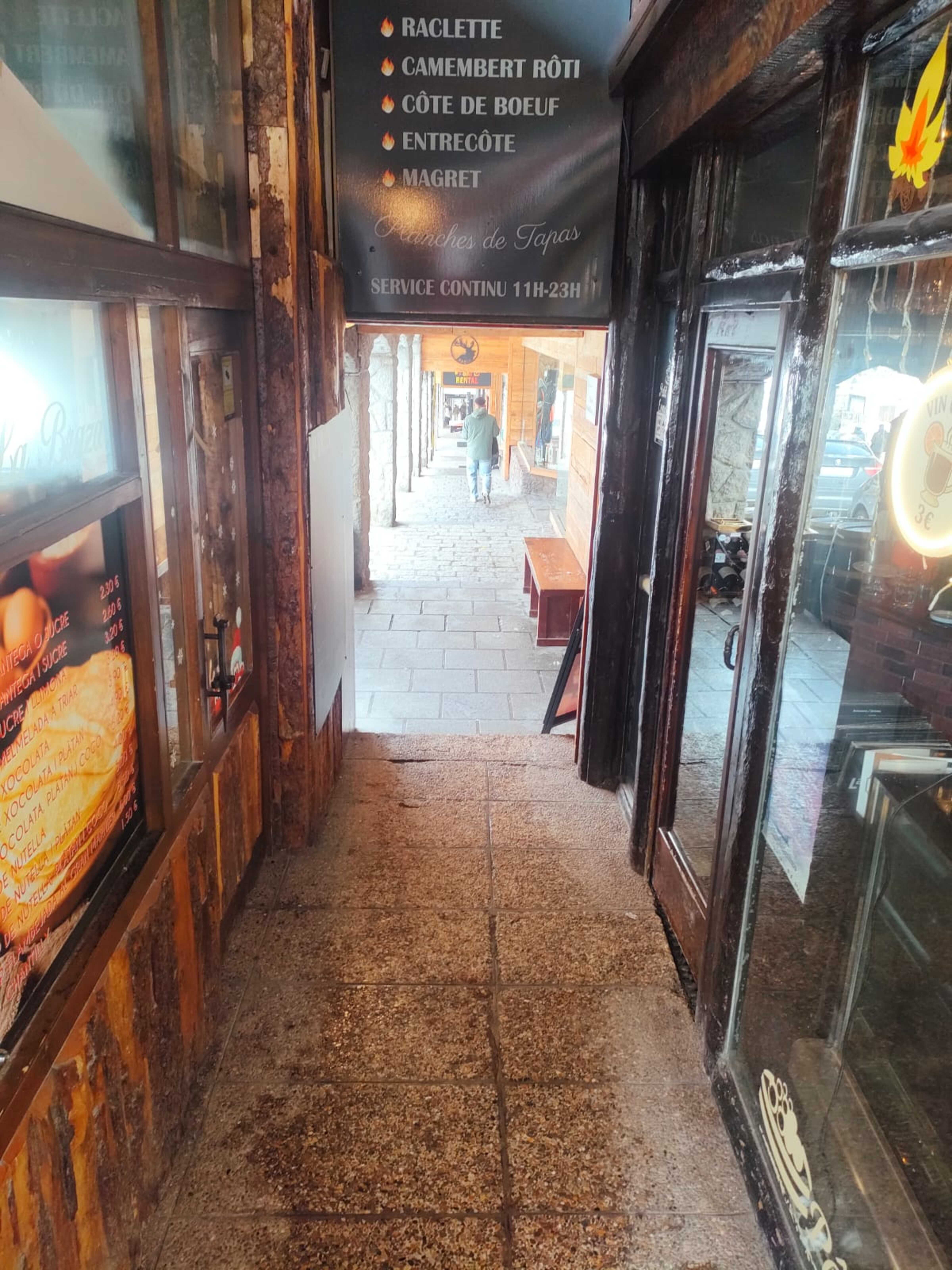 Els petits establiments, sobretot comerços, són els que més estan patint al Pas de la Casa. Els petits establiments, sobretot comerços, són els que més estan patint al Pas de la Casa.