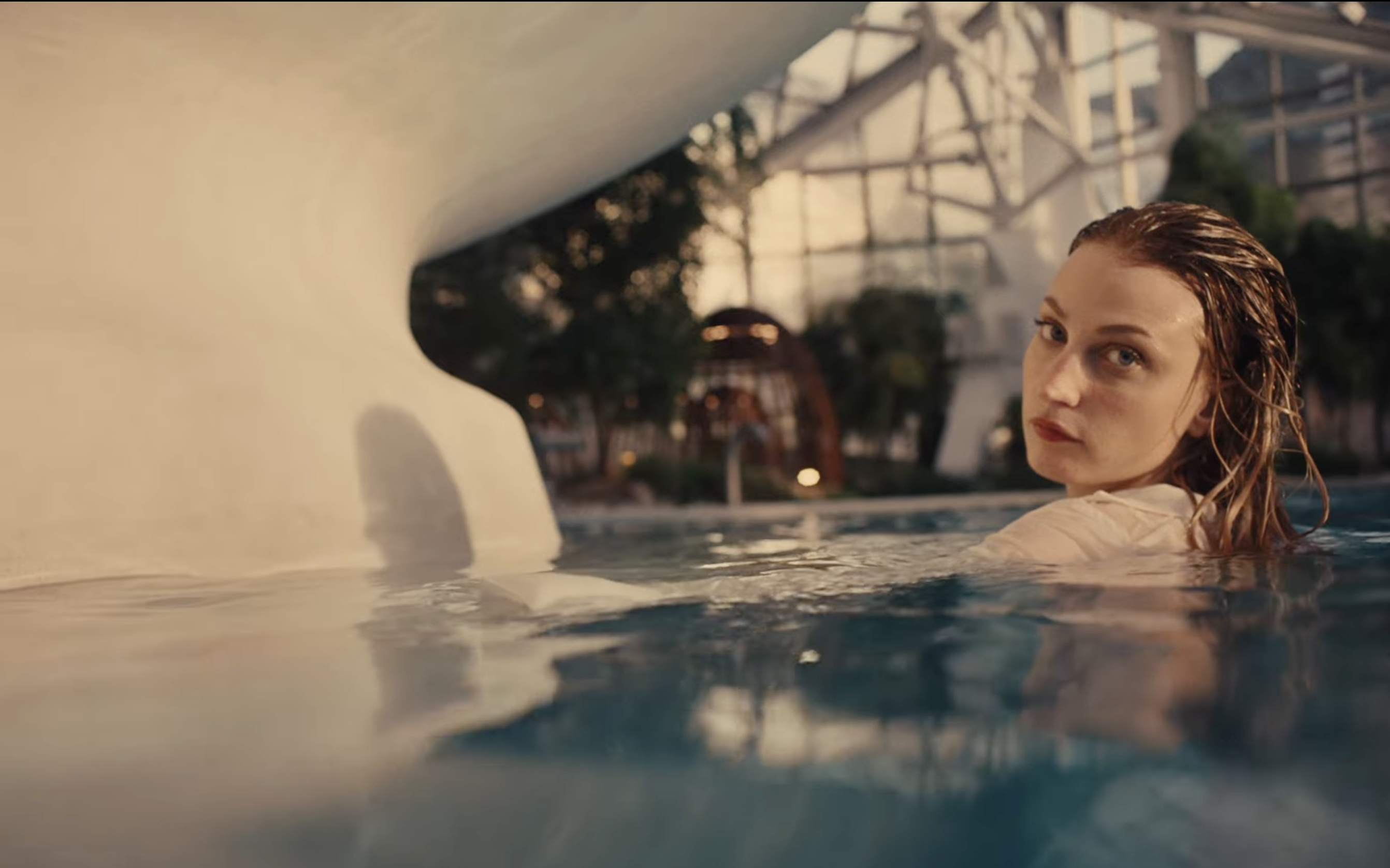 Julieta a les instal·lacions de Caldea en un fragment del videoclip. Julieta a les instal·lacions de Caldea en un fragment del videoclip.