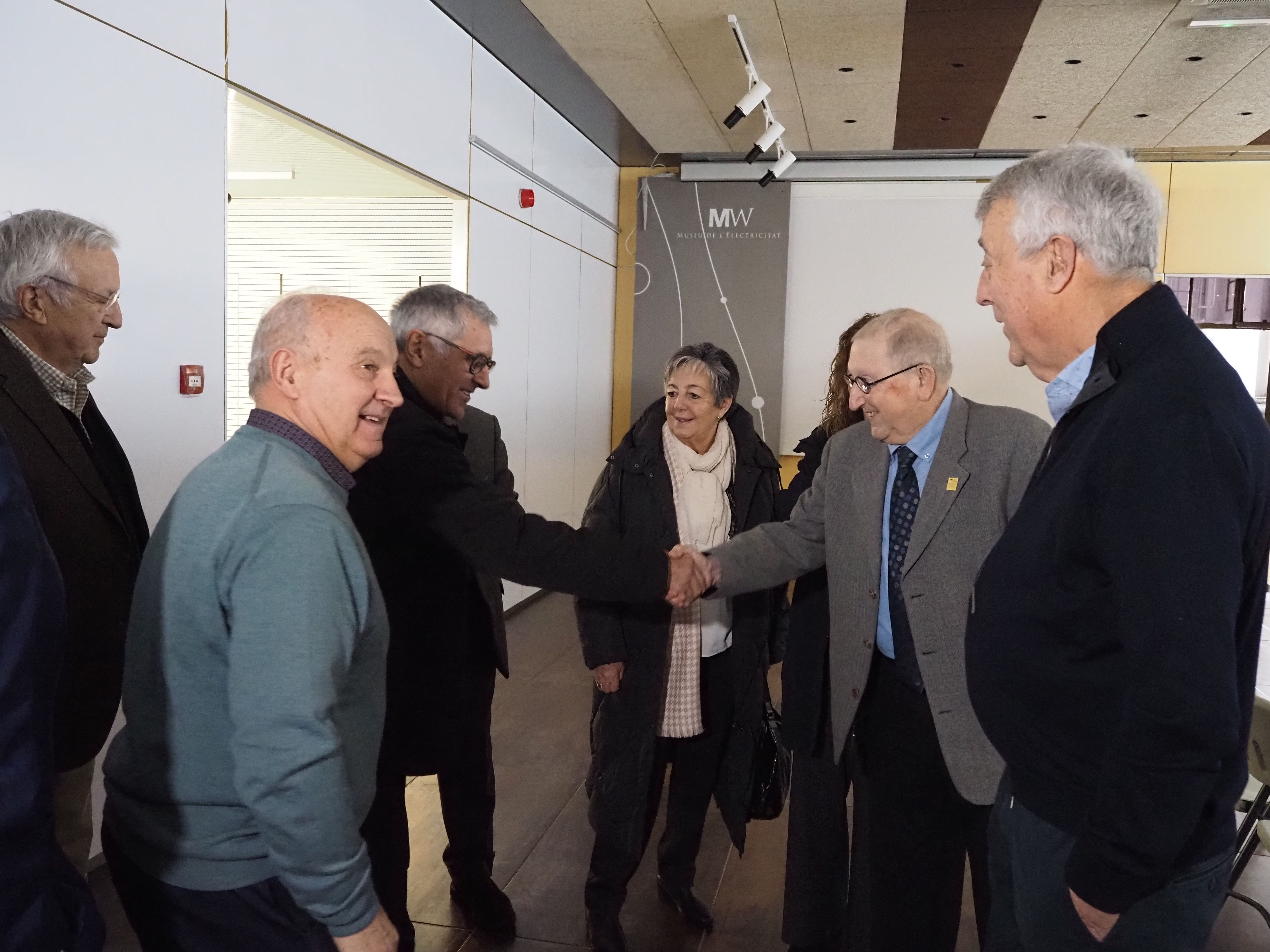 Joan Santamaria saluda Josep Garrallà davant d'altres exconsellers. Joan Santamaria saluda Josep Garrallà davant d'altres exconsellers.