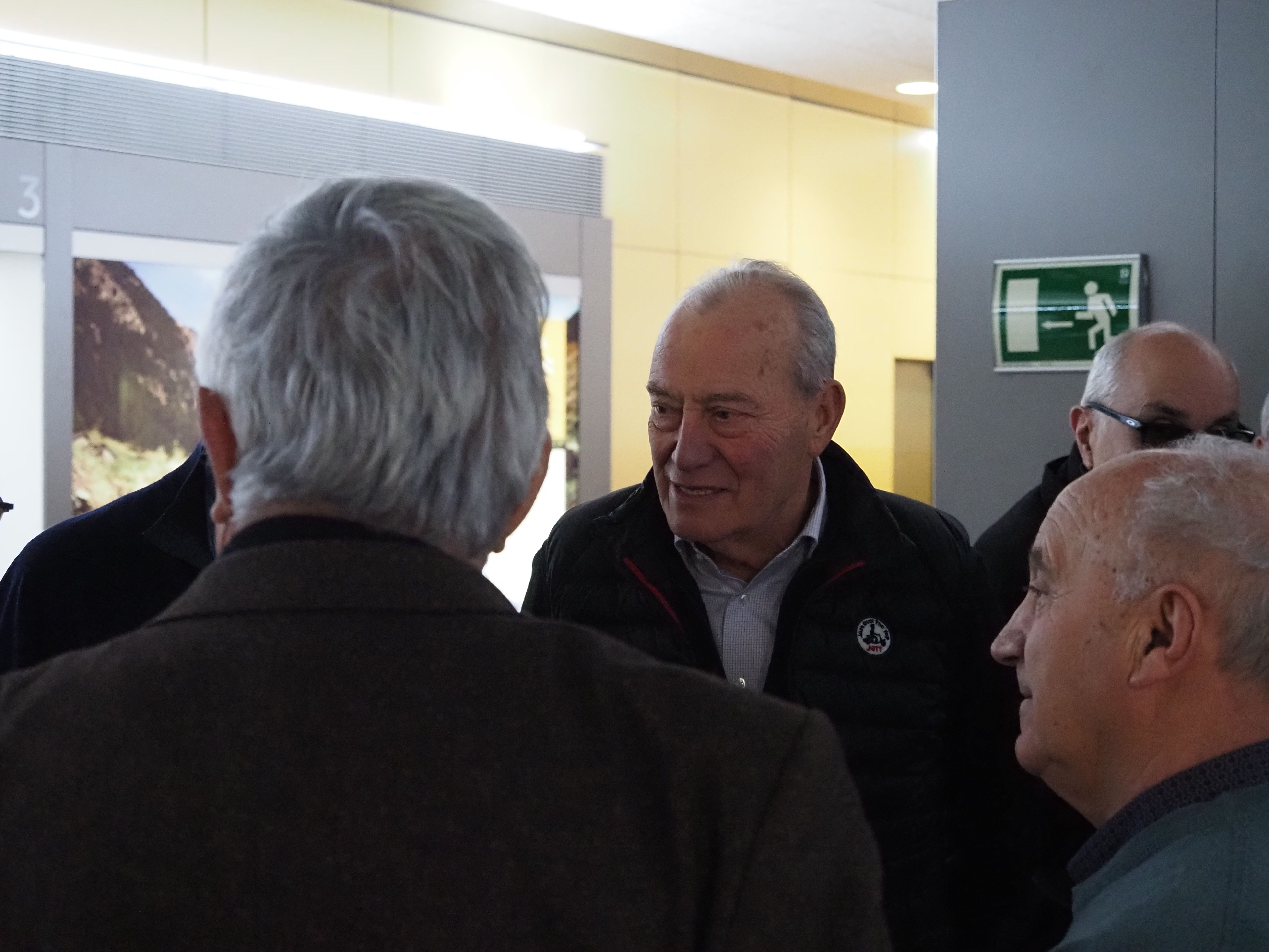 Miquel Aleix conversant amb altres membres del procés constituent. Miquel Aleix conversant amb altres membres del procés constituent.