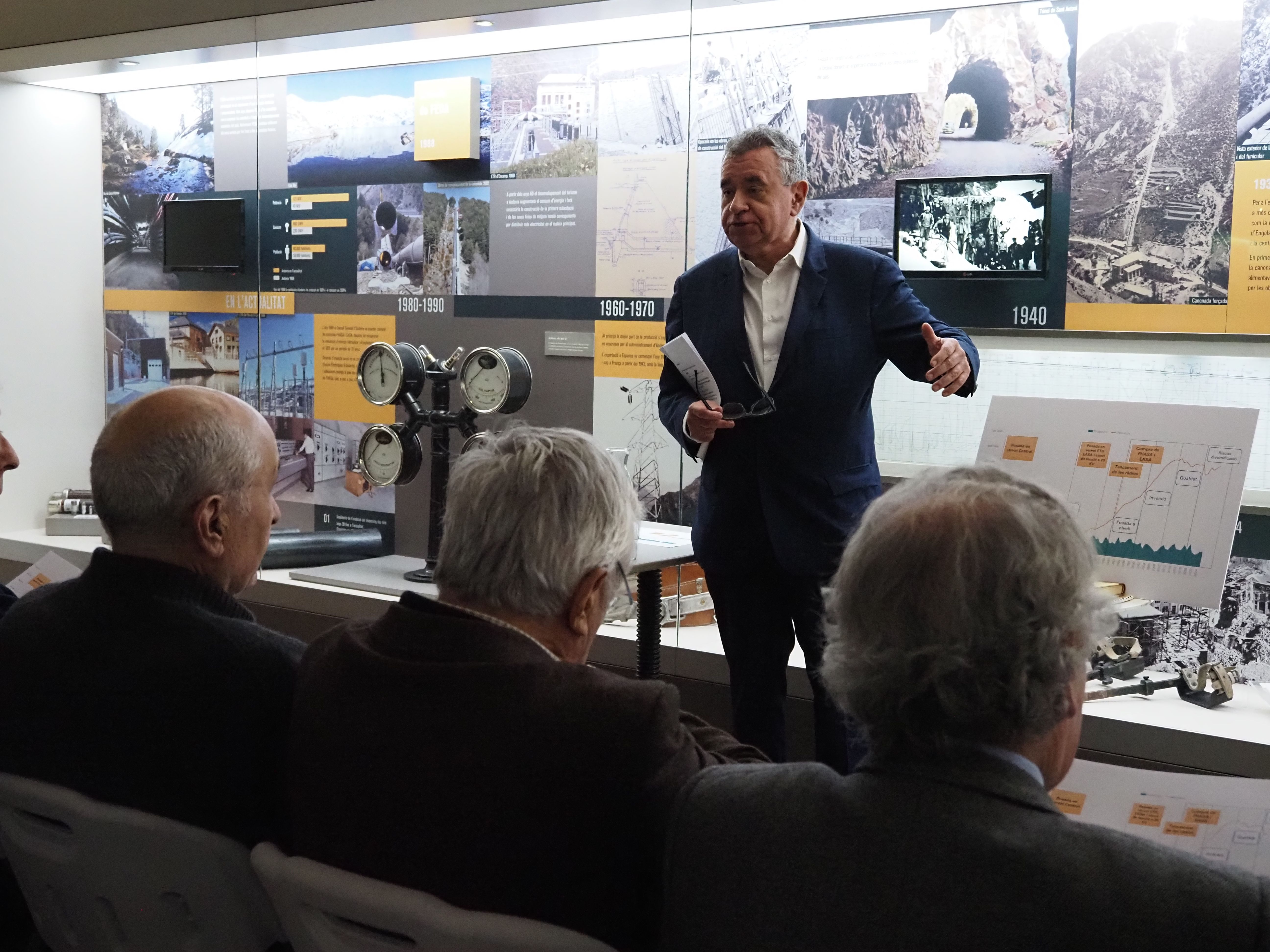 Albert Moles donant explicacions. Albert Moles donant explicacions.